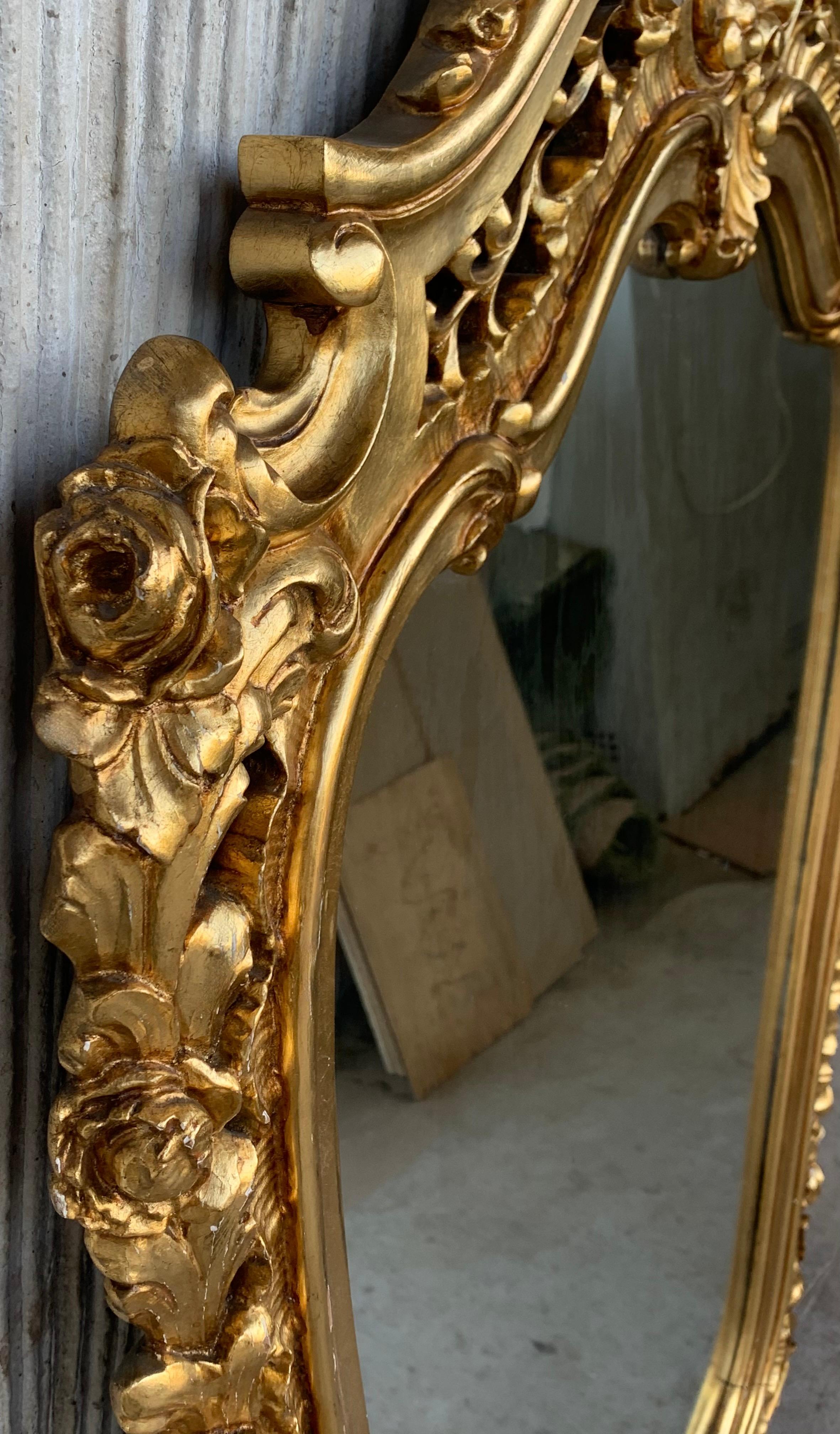 Sculpté à la main Miroir en bois doré sculpté du début du 20e siècle de la période de l'Empire français en vente