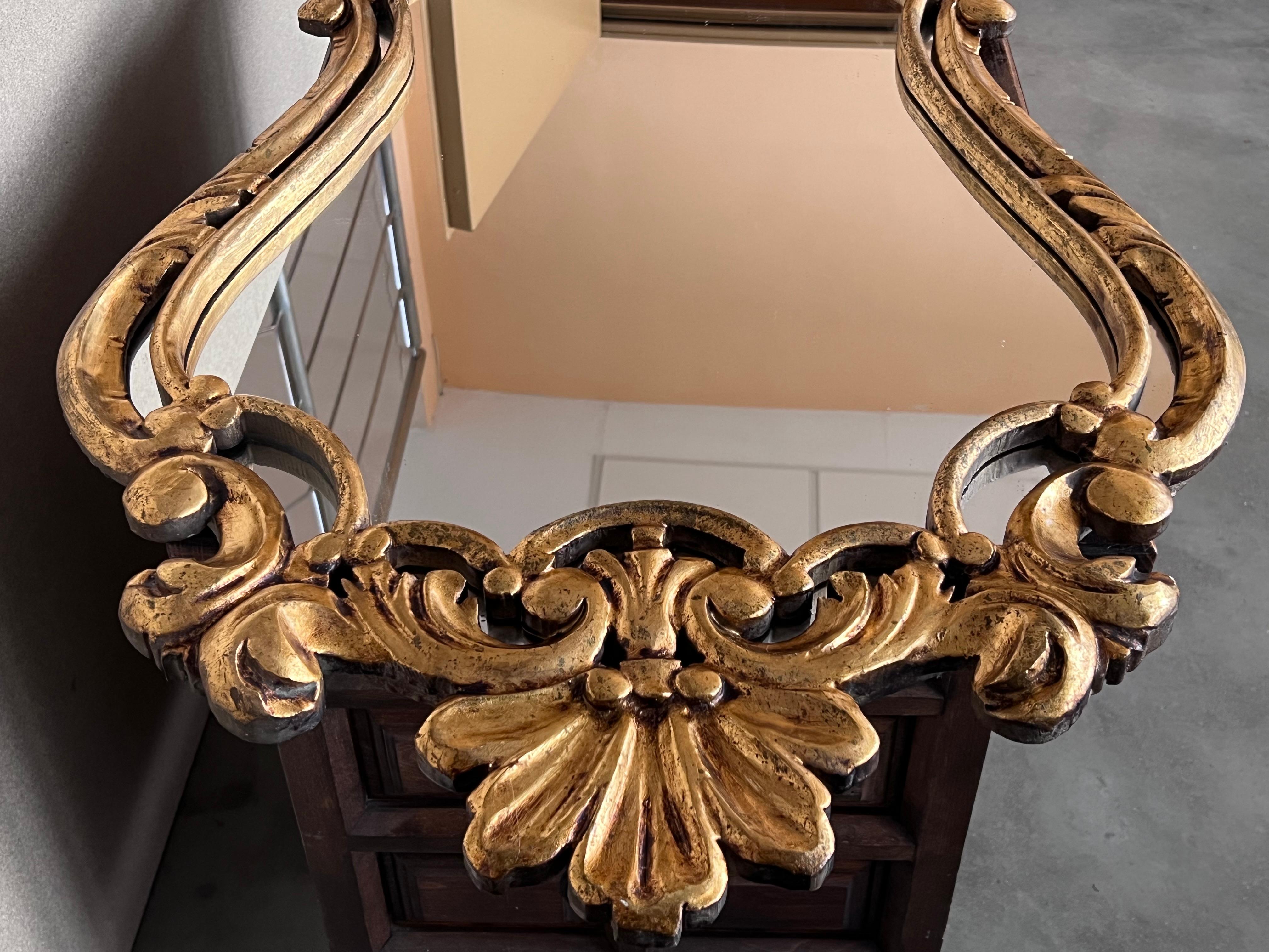 Früher 20. französischer Empire-Spiegel aus vergoldetem Holz, geschnitzt (Handgeschnitzt) im Angebot