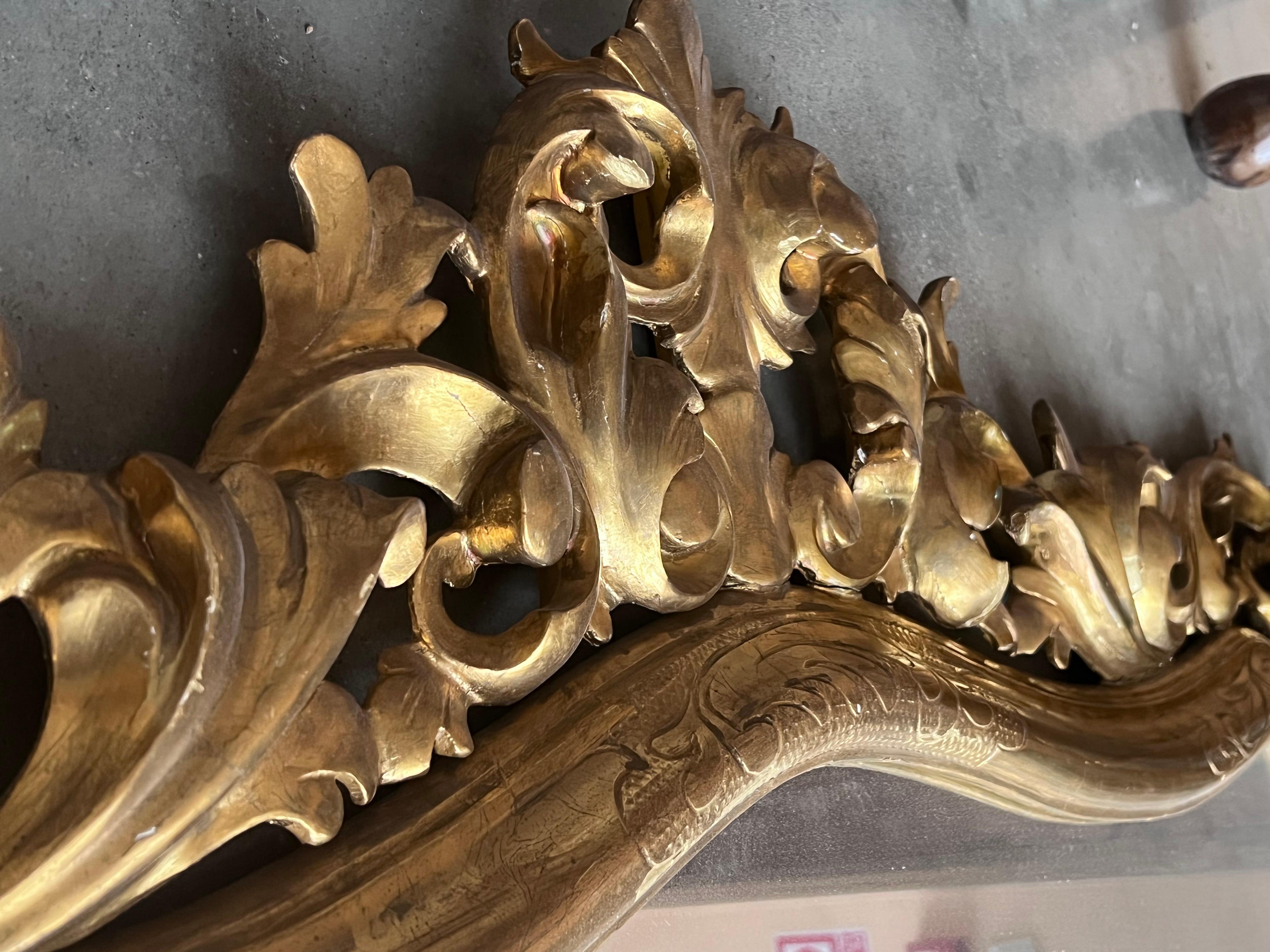 Sculpté à la main Miroir en bois sculpté et doré du début du XXe siècle de style Empire français en vente