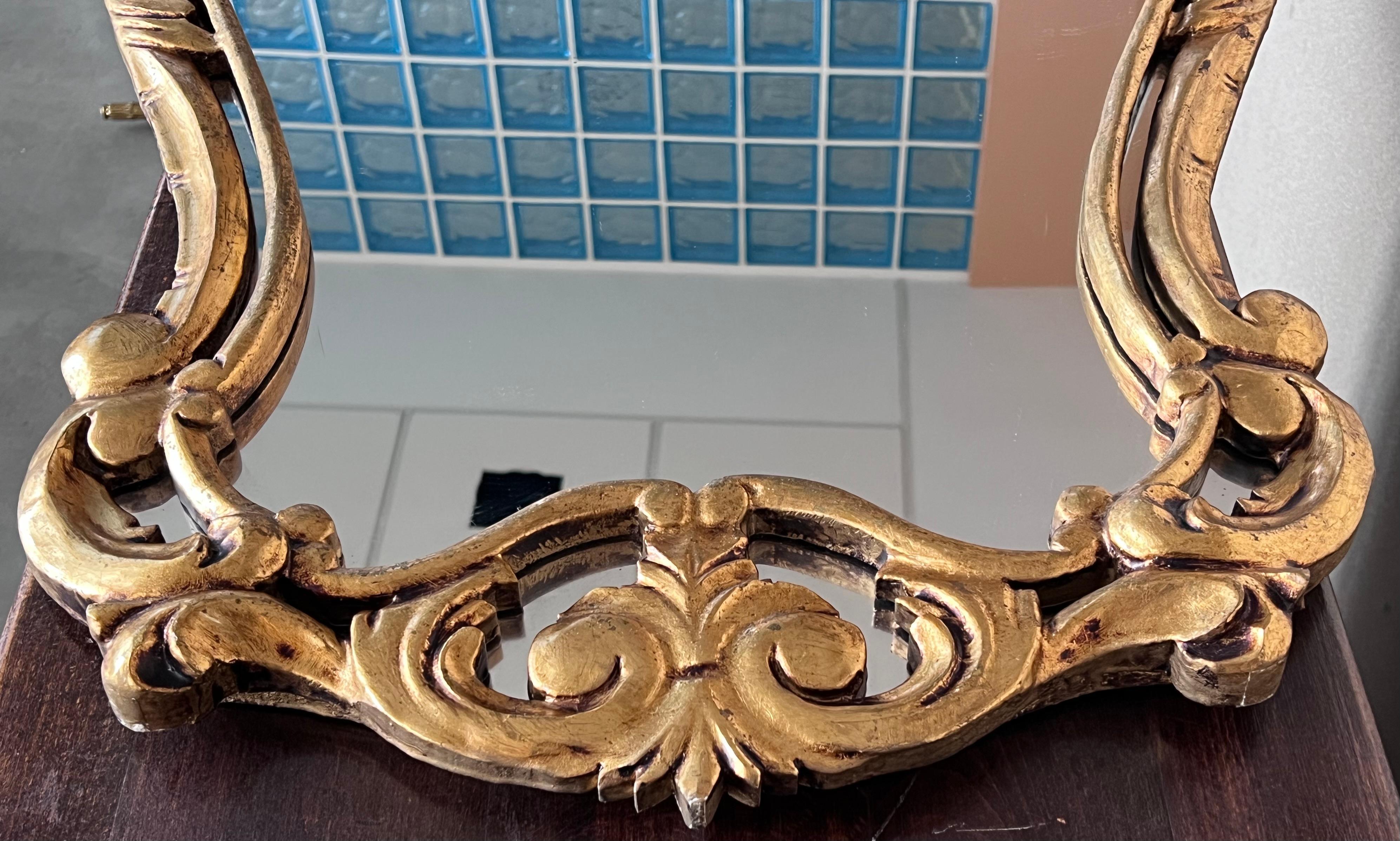Früher 20. französischer Empire-Spiegel aus vergoldetem Holz, geschnitzt im Zustand „Gut“ im Angebot in Miami, FL