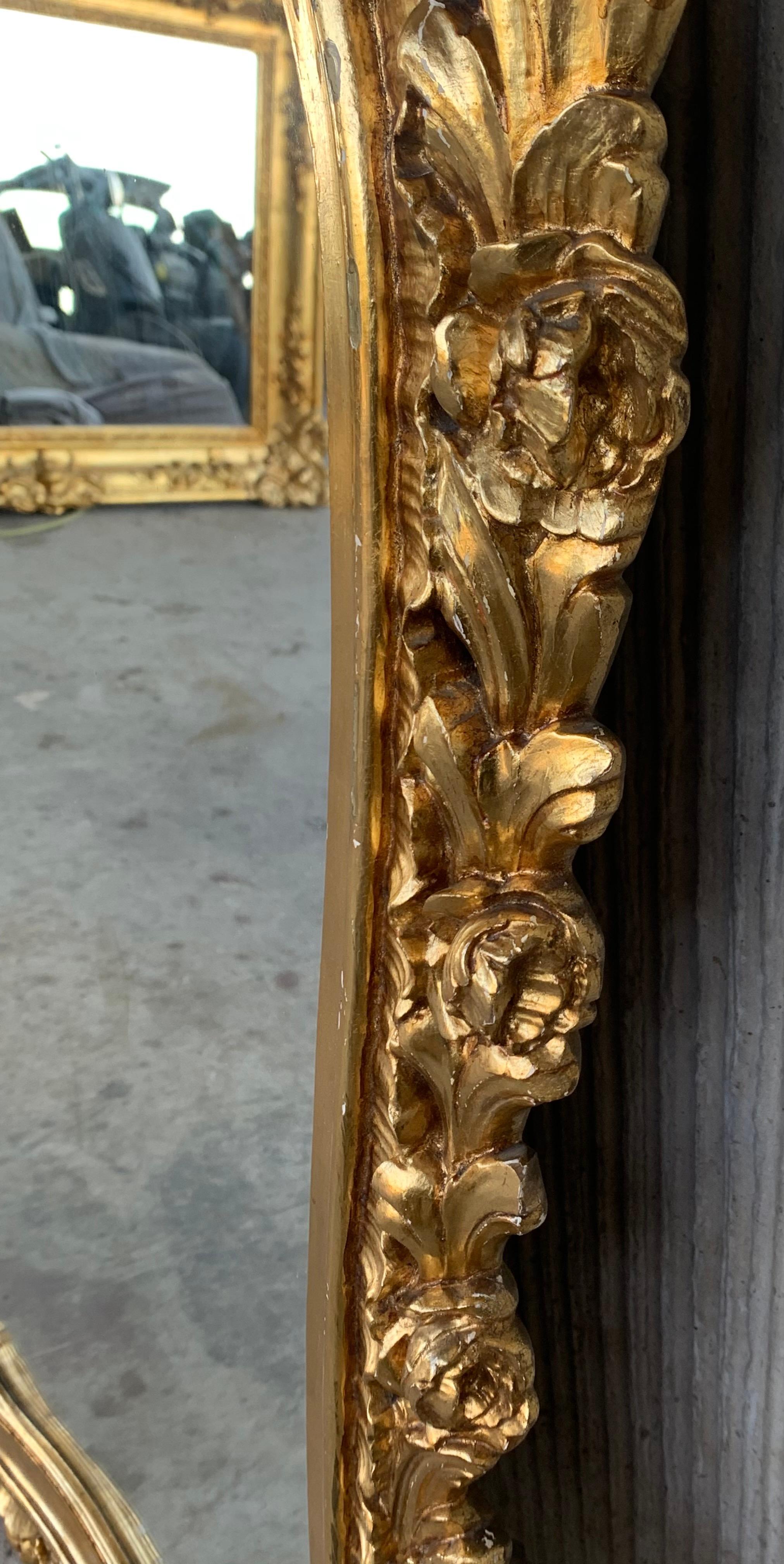 20ième siècle Miroir en bois doré sculpté du début du 20e siècle de la période de l'Empire français en vente