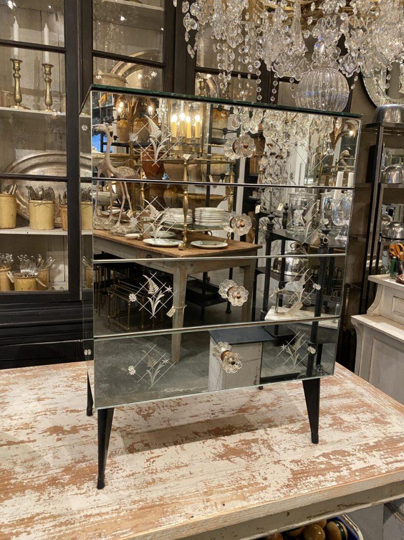 Lovely French mirrored chest of drawers from around the 1920s-40s, in Venetian style, with mirrored glass on all surfaces.

This piece has 4 functional drawers, with elegant glass handles and beautiful ornamentation on the front of the drawers.

It