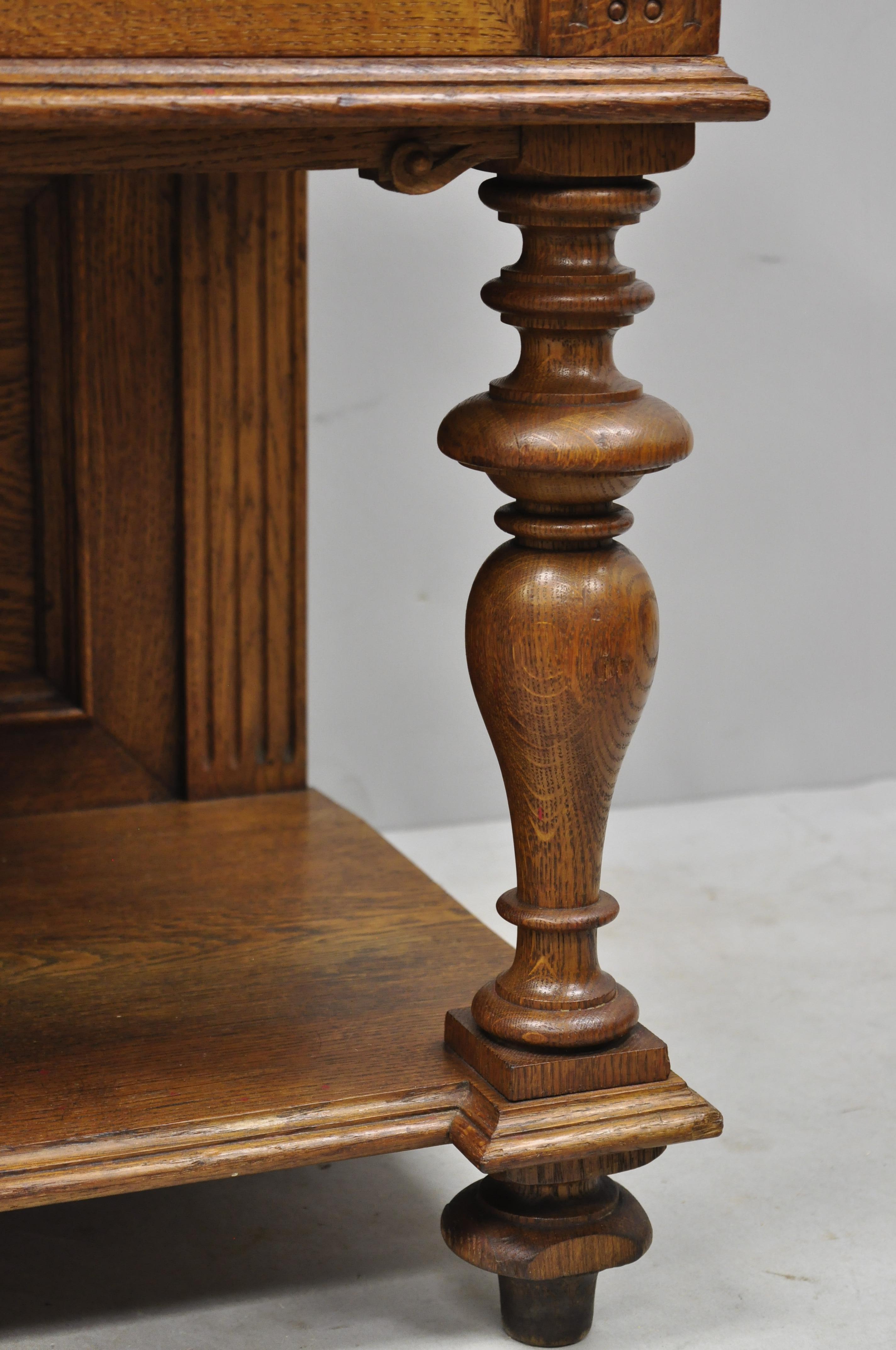 Petite armoire en bois de chêne doré du début du 20e siècle de style Renaissance française en vente 4
