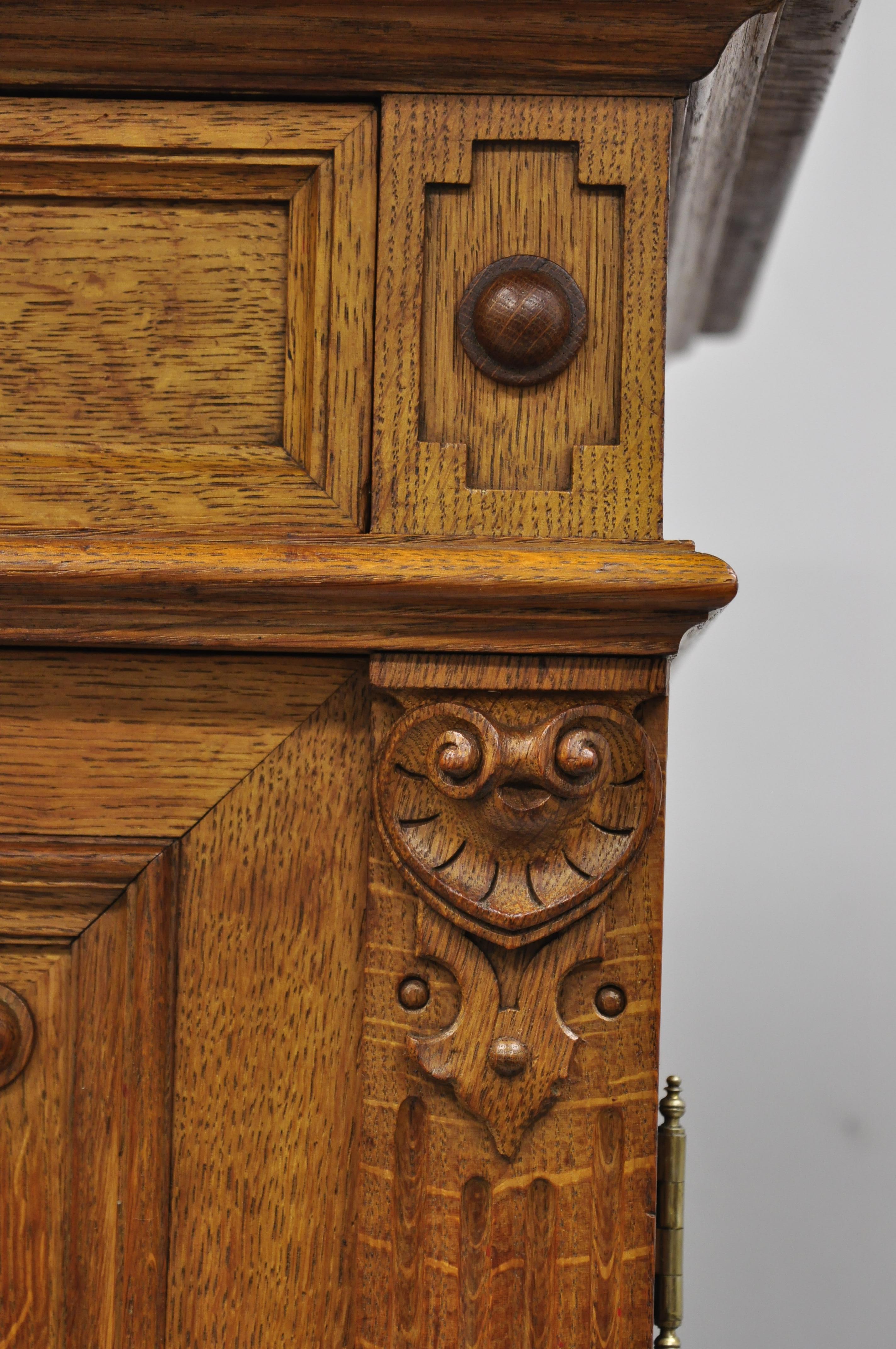 20ième siècle Petite armoire en bois de chêne doré du début du 20e siècle de style Renaissance française en vente