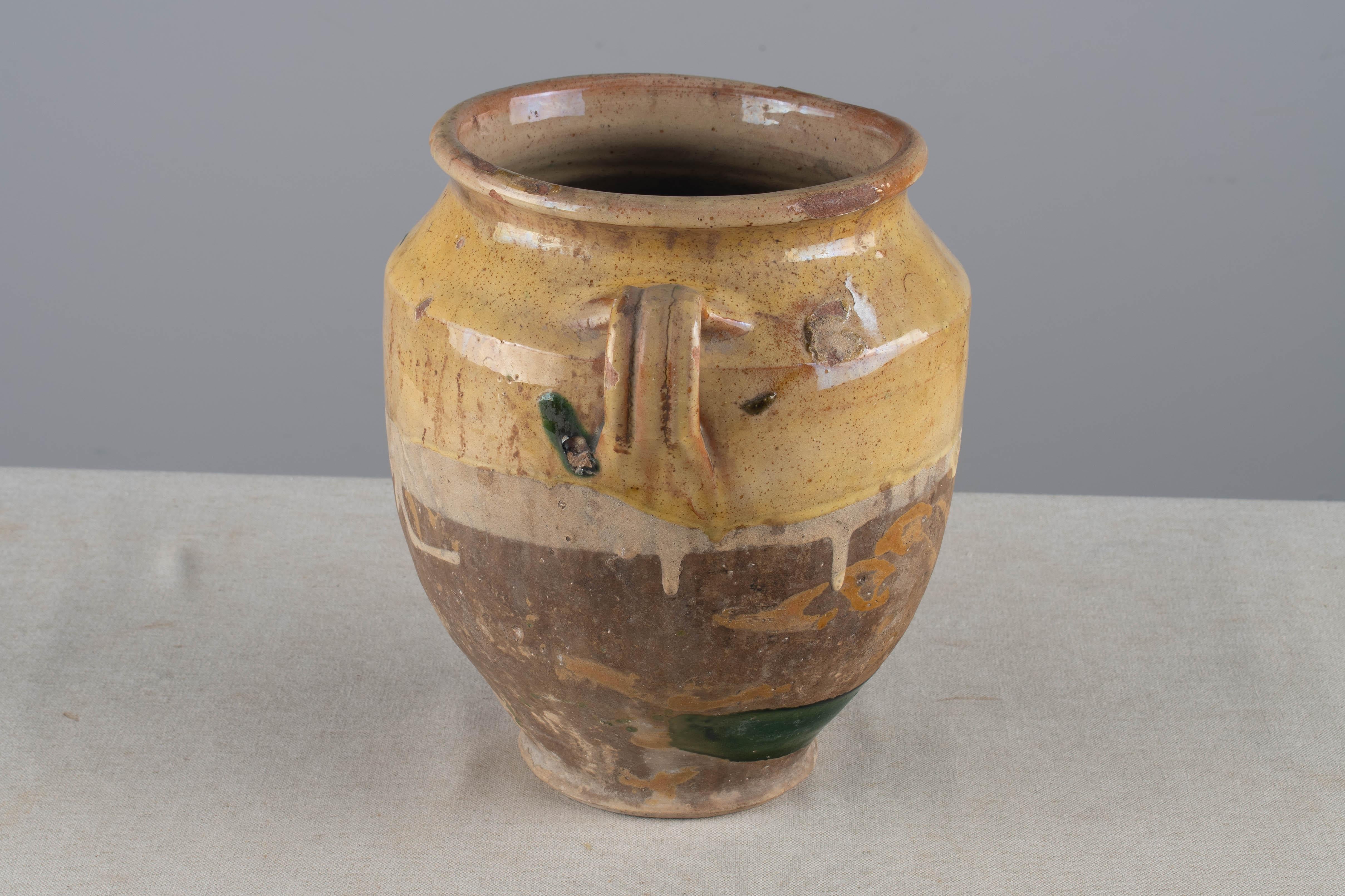 Confiturier en faïence du Sud-Ouest de la France du début du 20e siècle, avec lumière.  glaçure ocre jaune avec un peu de vert  gouttes . Petits éclats.  Ces récipients en faïence ordinaire étaient autrefois utilisés quotidiennement dans les maisons