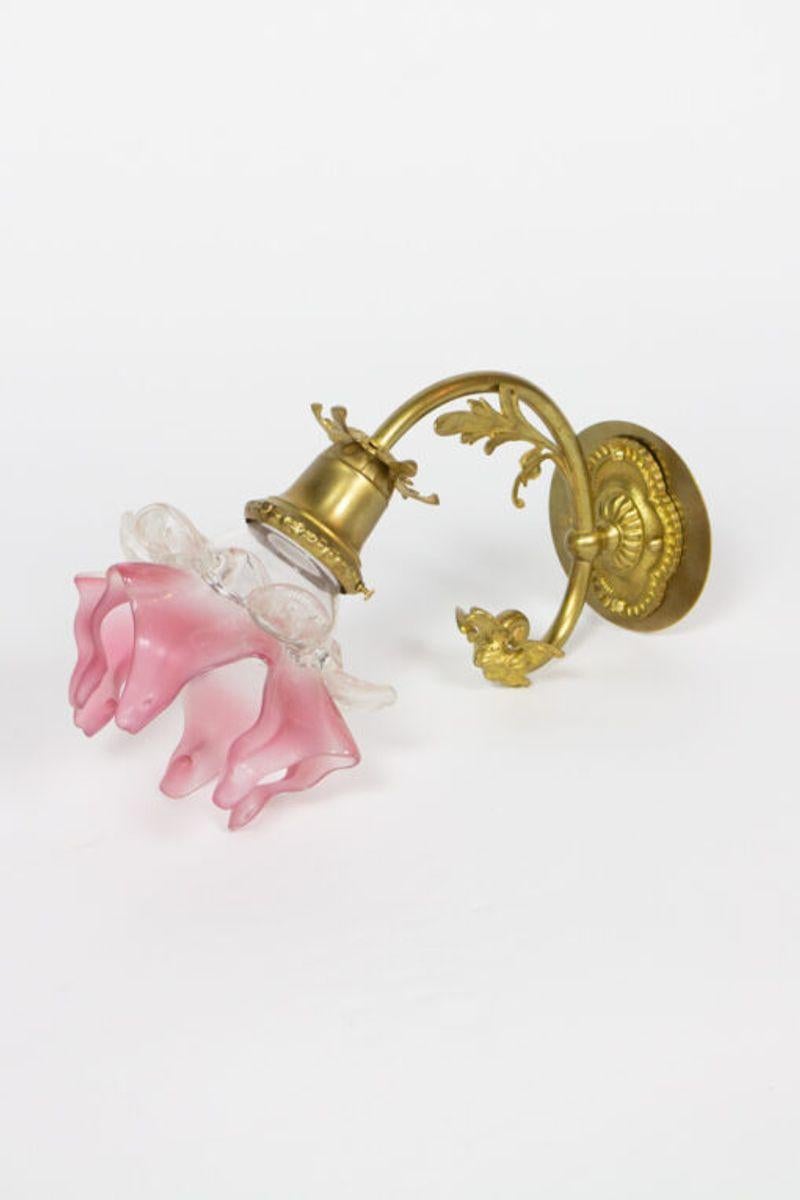 Early 20th French Victorian Gilt Bronze Sconce with Pink Glass Flower Shade For Sale 1