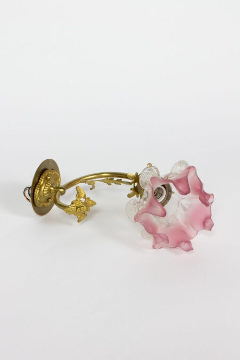 XX secolo Sconce in bronzo dorato francese dei primi del '900 con paralume a fiore in vetro rosa in vendita