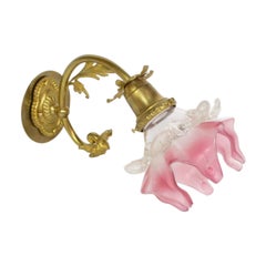 Sconce in bronzo dorato francese dei primi del '900 con paralume a fiore in vetro rosa
