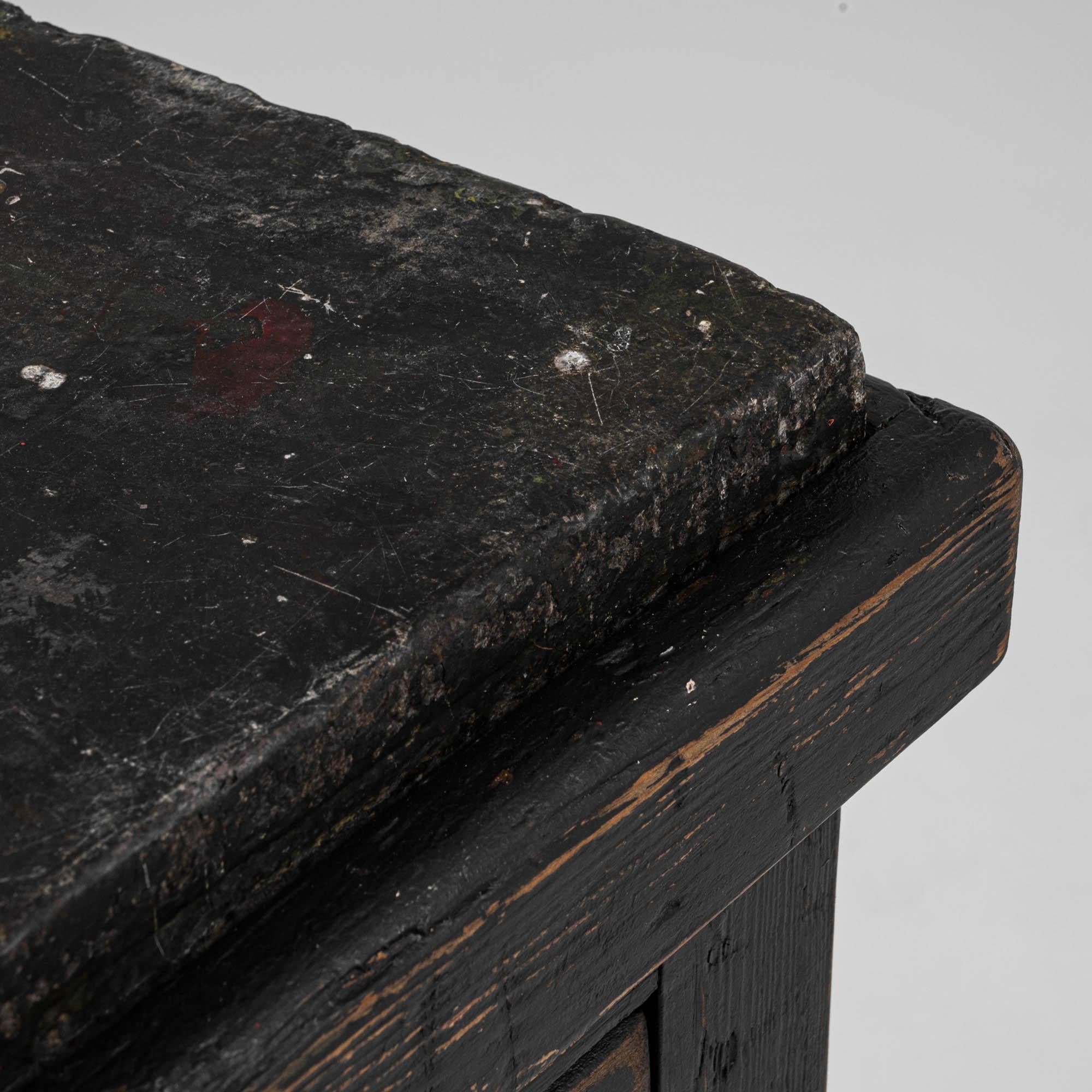 Cabinet en bois français du début du 20e siècle avec dessus en pierre en vente 3