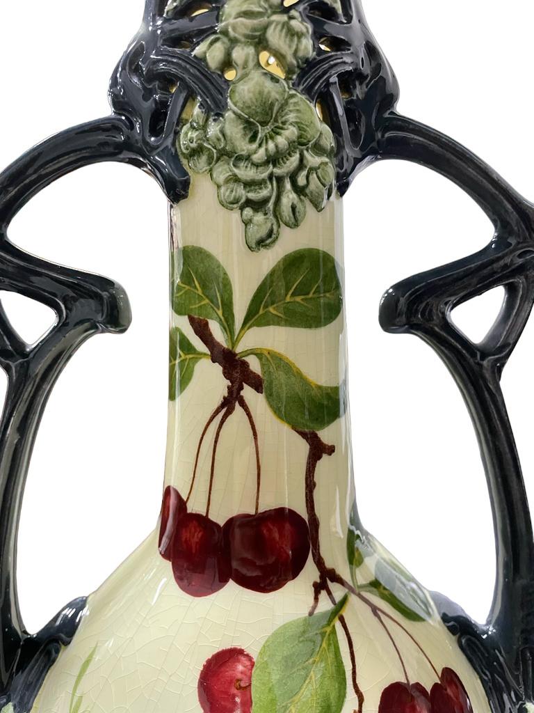 Début du 20e siècle Art nouveau allemand  avec décor de cerises Vase à anses.  Bon état - En vente à Richmond Hill, ON