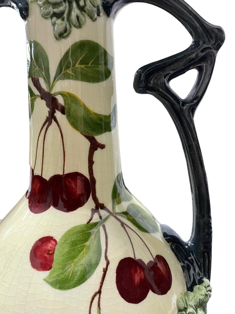 Poterie Début du 20e siècle Art nouveau allemand  avec décor de cerises Vase à anses.  en vente
