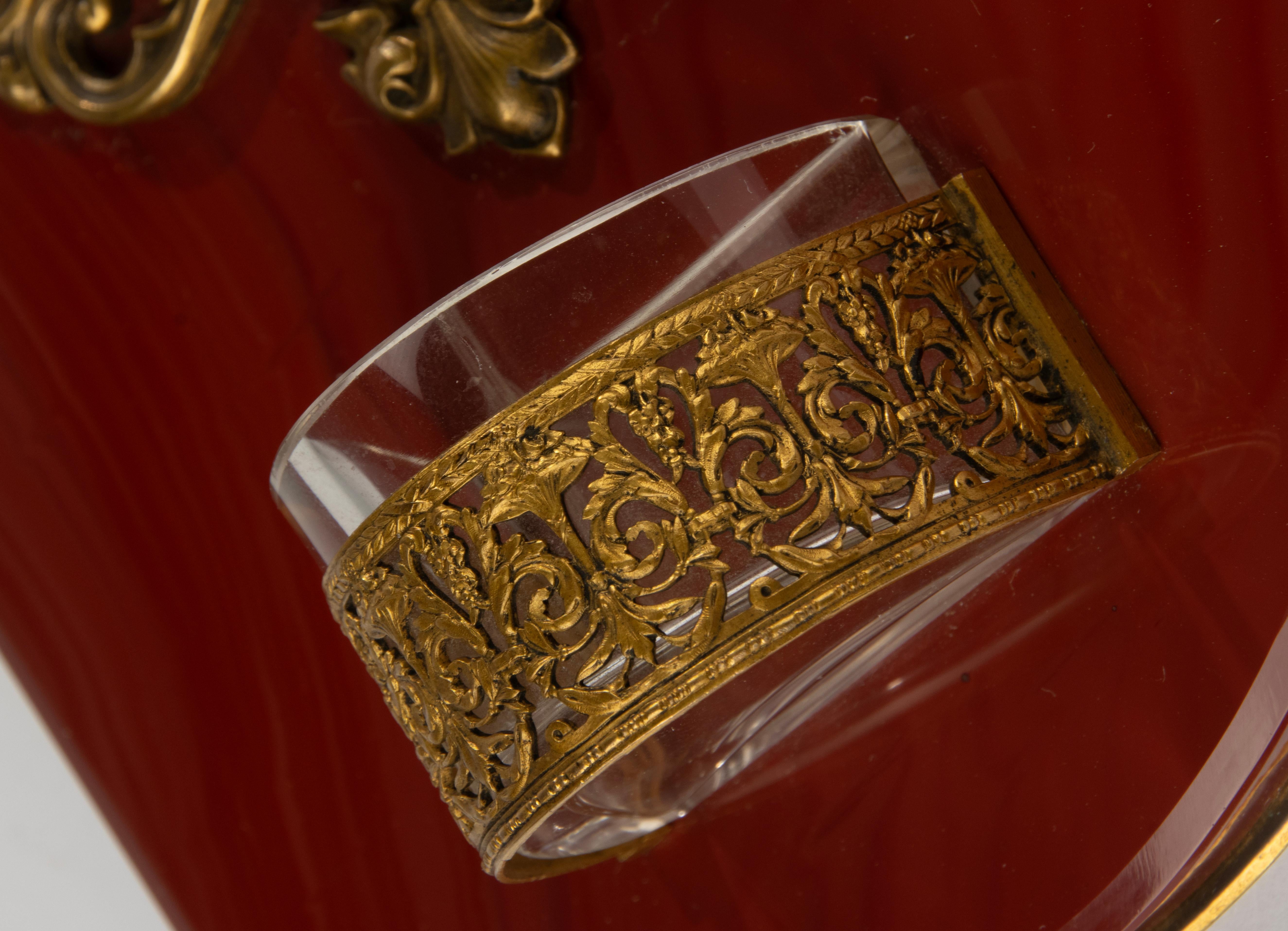 Font du début du 20e siècle - onyx rouge et bronze - Corpus Christi en vente 6