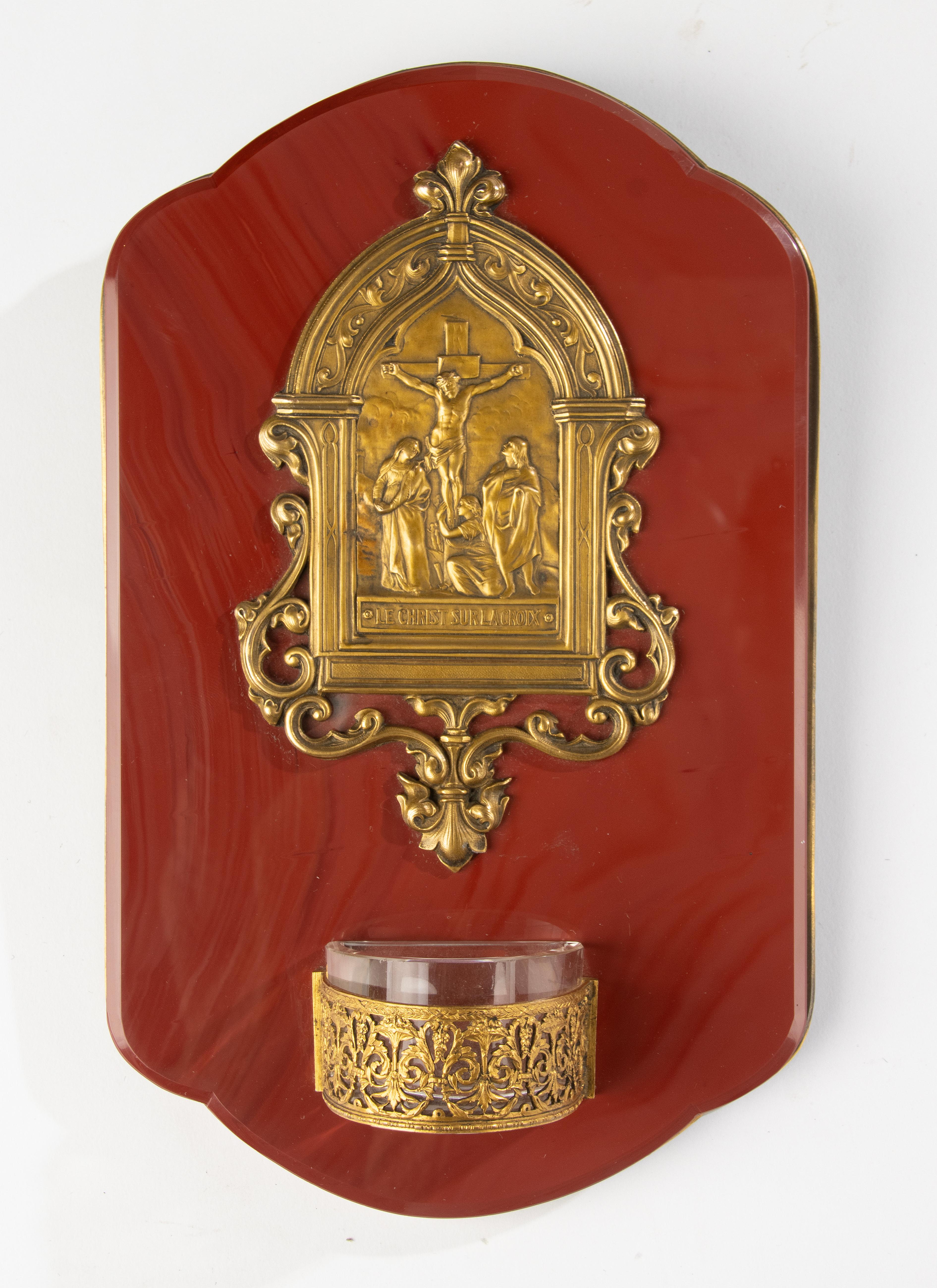 Un beau bénitier ancien. Composée d'onyx rouge et d'une palquette en bronze avec une représentation du corpus Christi. L'abreuvoir est en cristal. Originaire de France, vers 1900.
Le bénitier est en très bon état. Pas de dégâts ni de