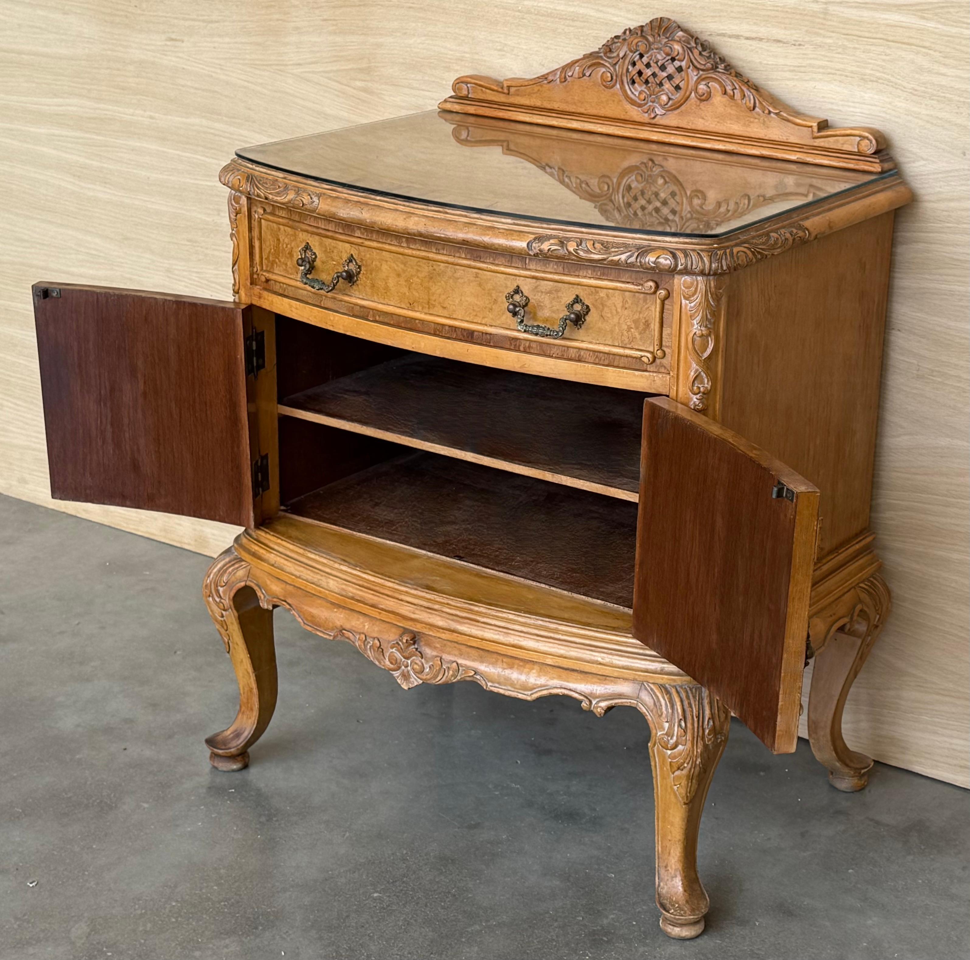 Early 20th Italian Bedside Tables in Light Oak with two doors For Sale 4