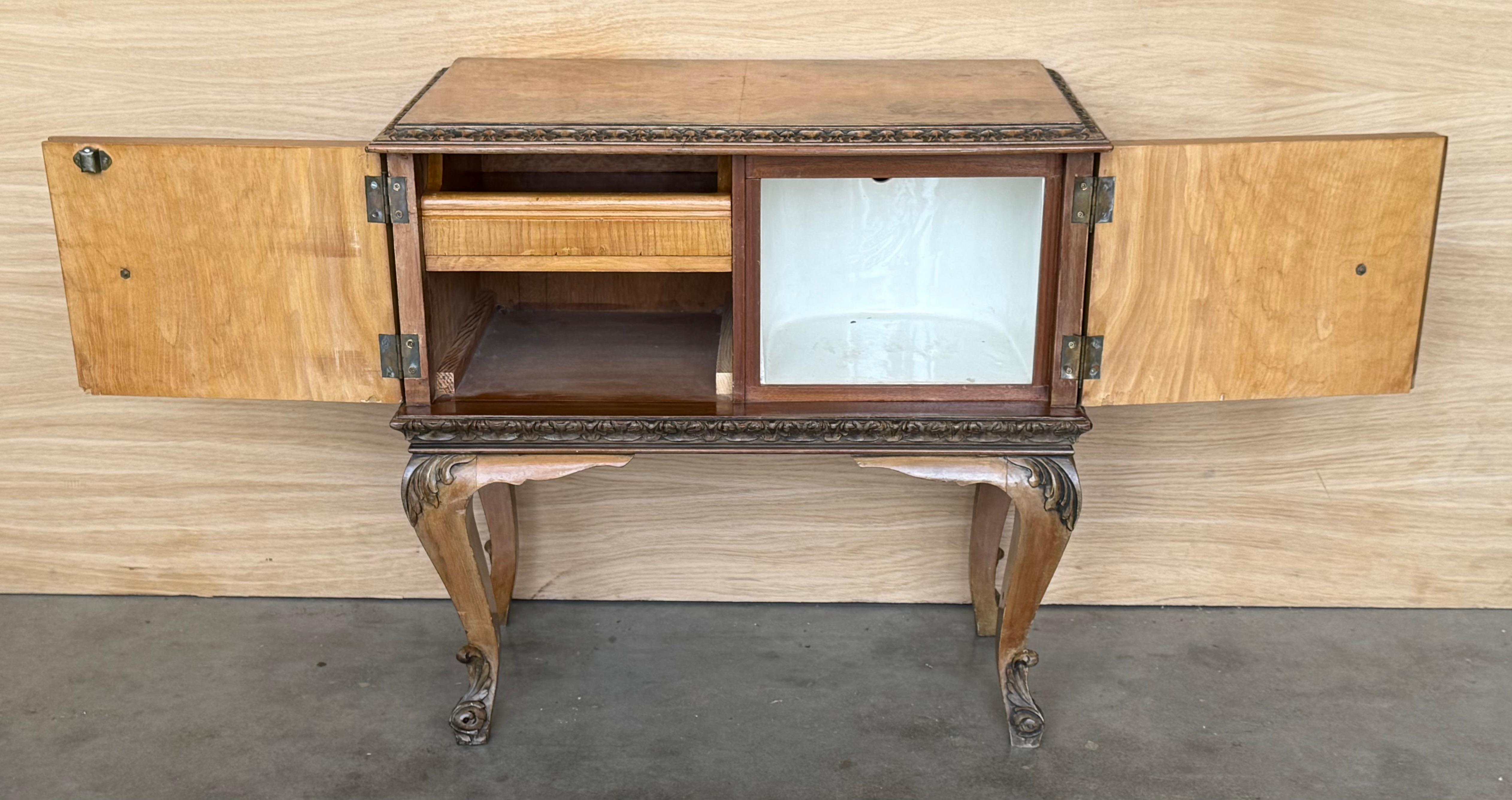 Early 20th Italian Bedside Tables in Light Oak with two doors For Sale 6