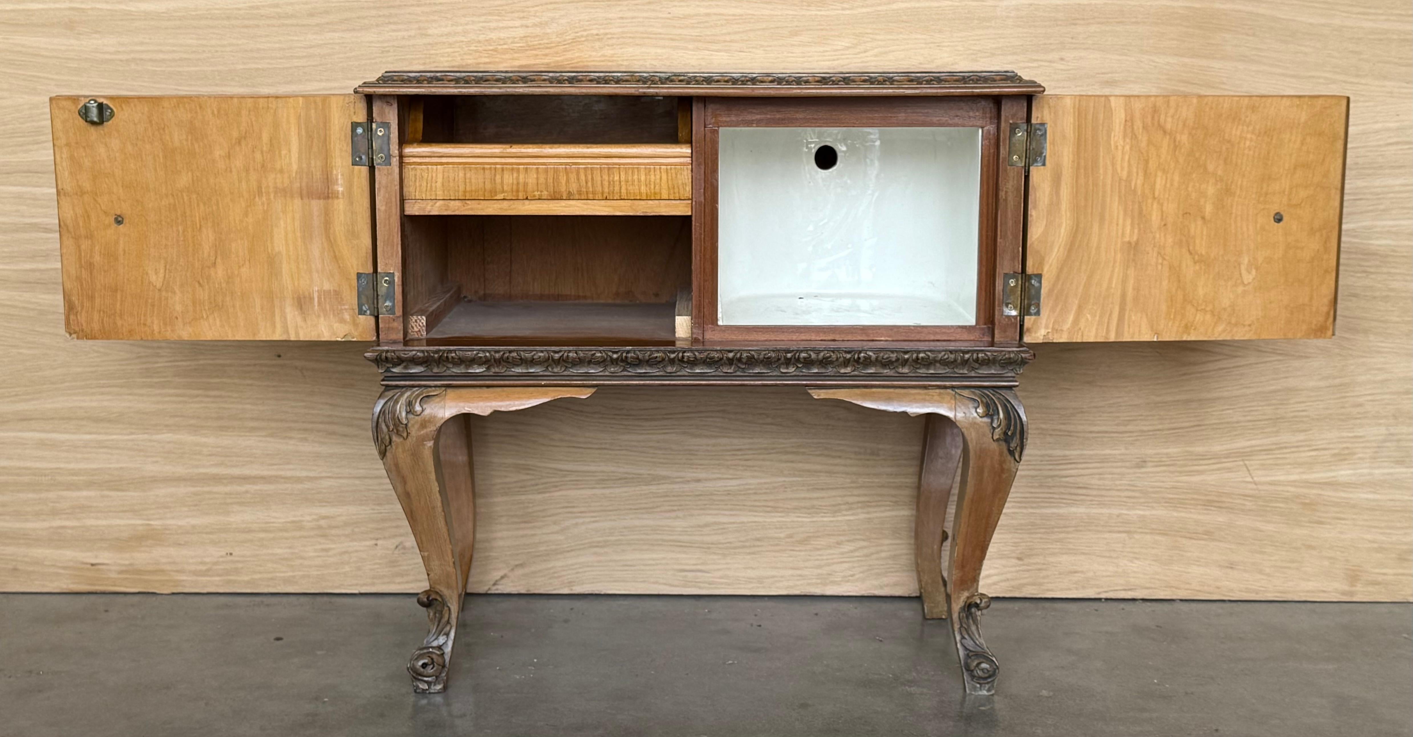 Early 20th Italian Bedside Tables in Light Oak with two doors For Sale 7