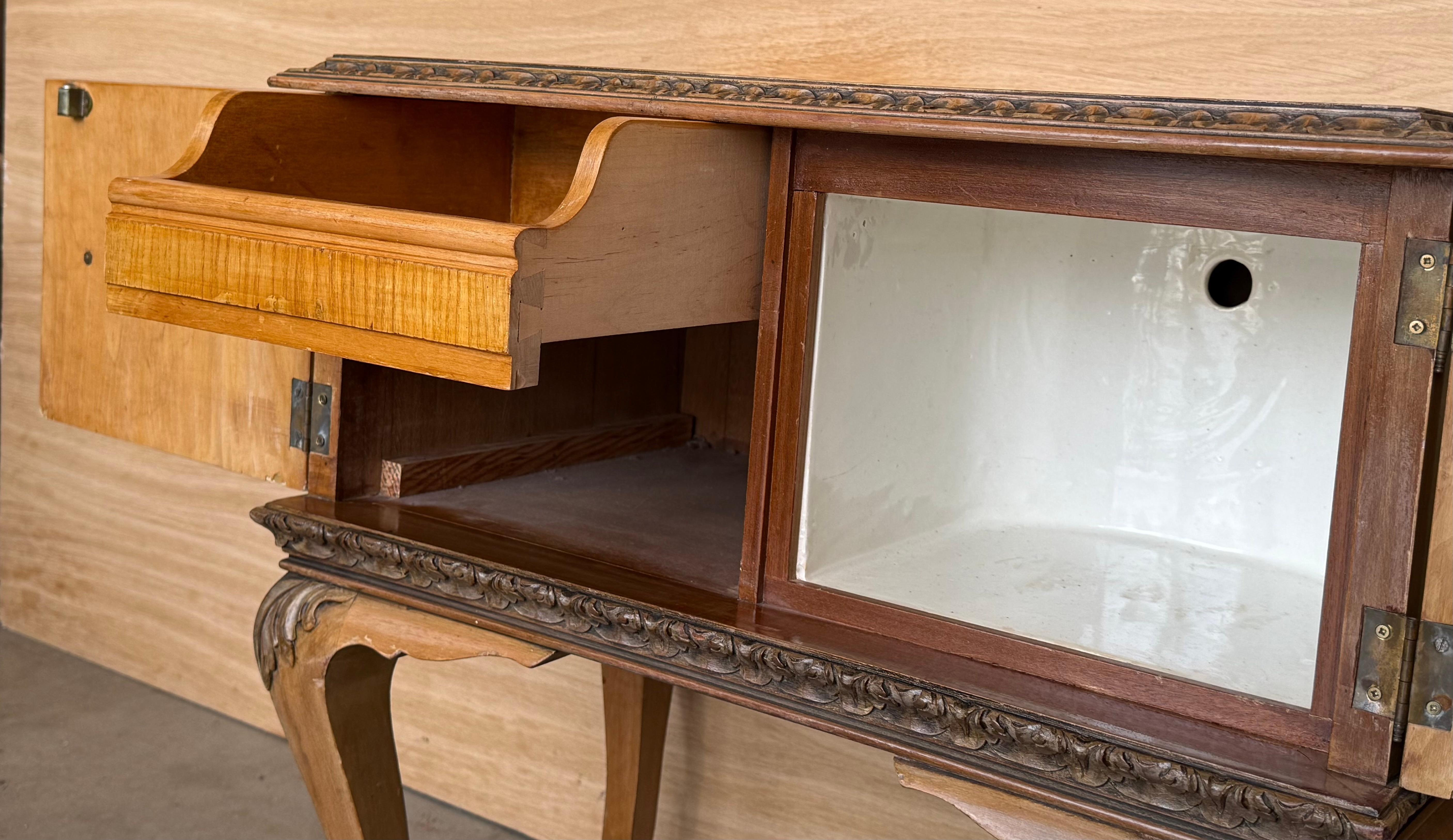 Early 20th Italian Bedside Tables in Light Oak with two doors For Sale 8