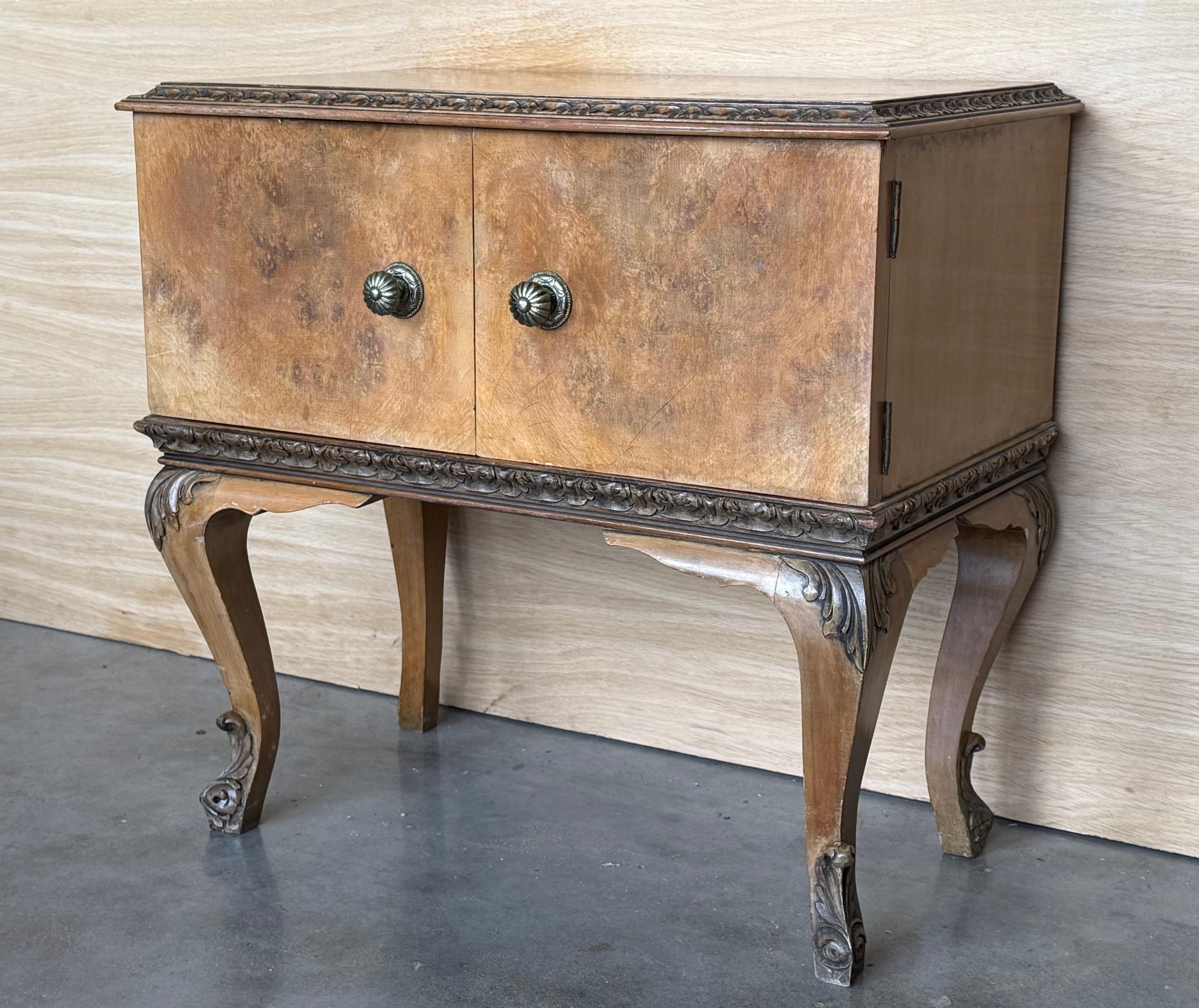 Early 20th Italian Bedside Tables in Light Oak with two doors In Good Condition For Sale In Miami, FL