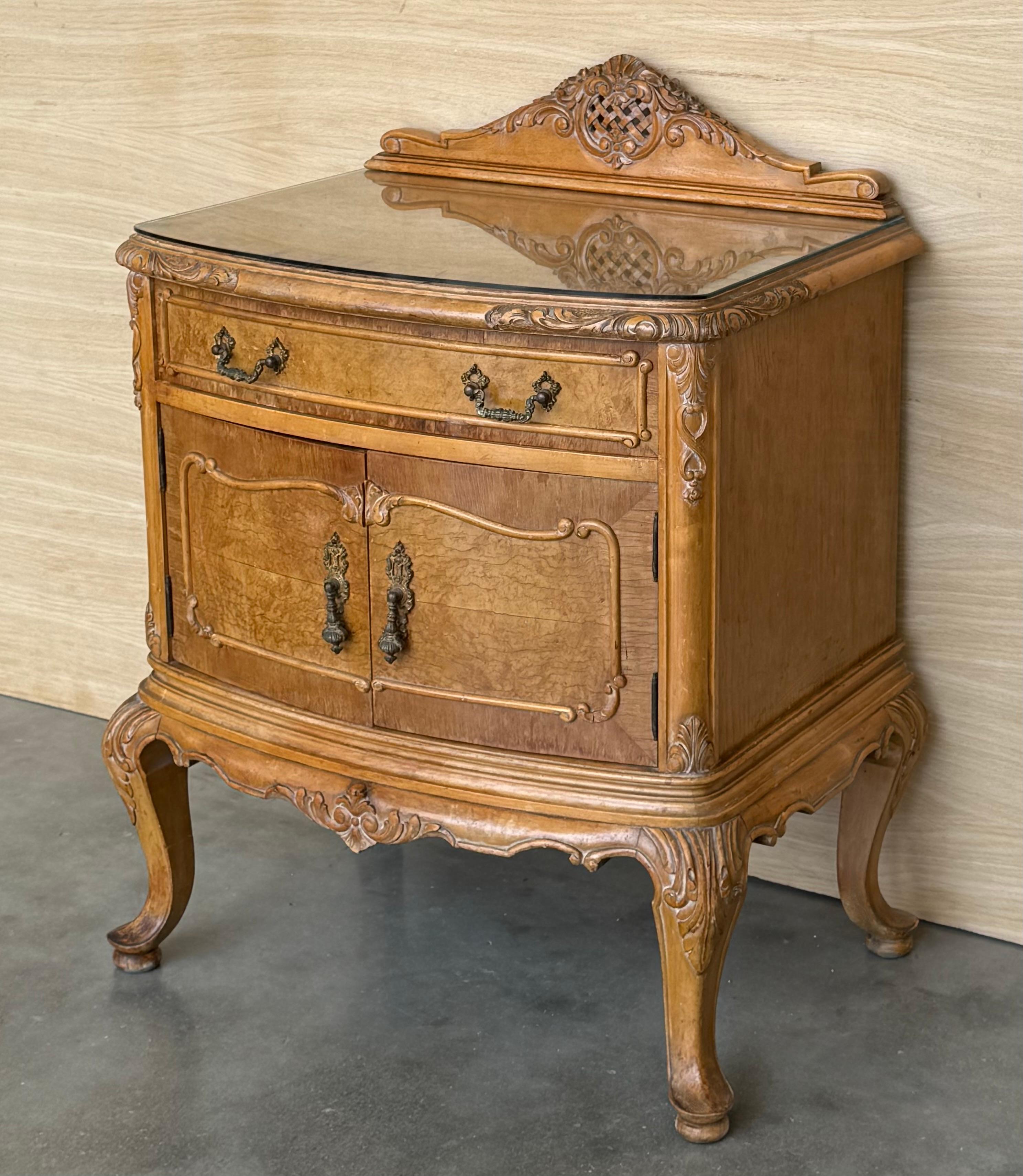 Early 20th Italian Bedside Tables in Light Oak with two doors In Good Condition For Sale In Miami, FL