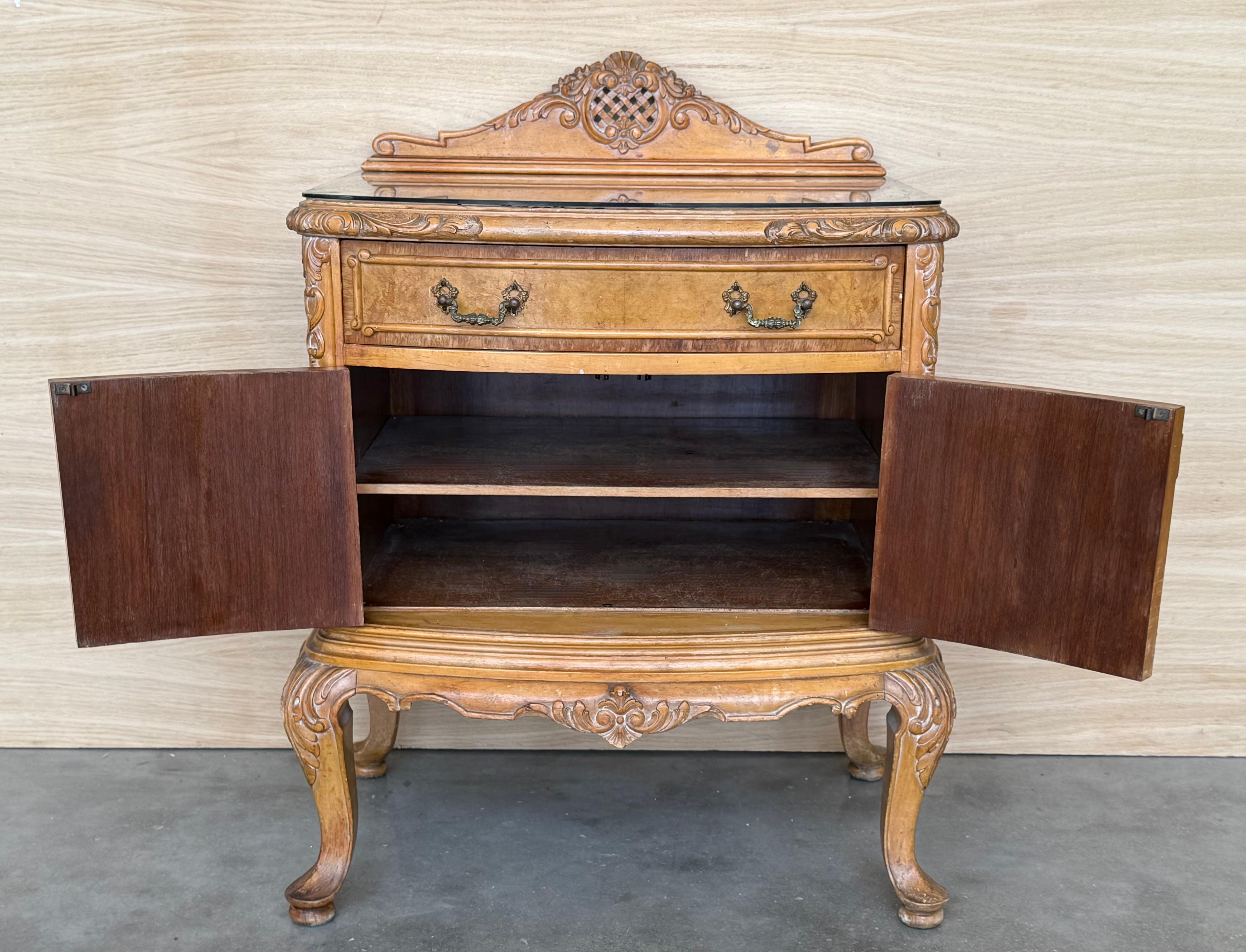 Early 20th Italian Bedside Tables in Light Oak with two doors For Sale 1