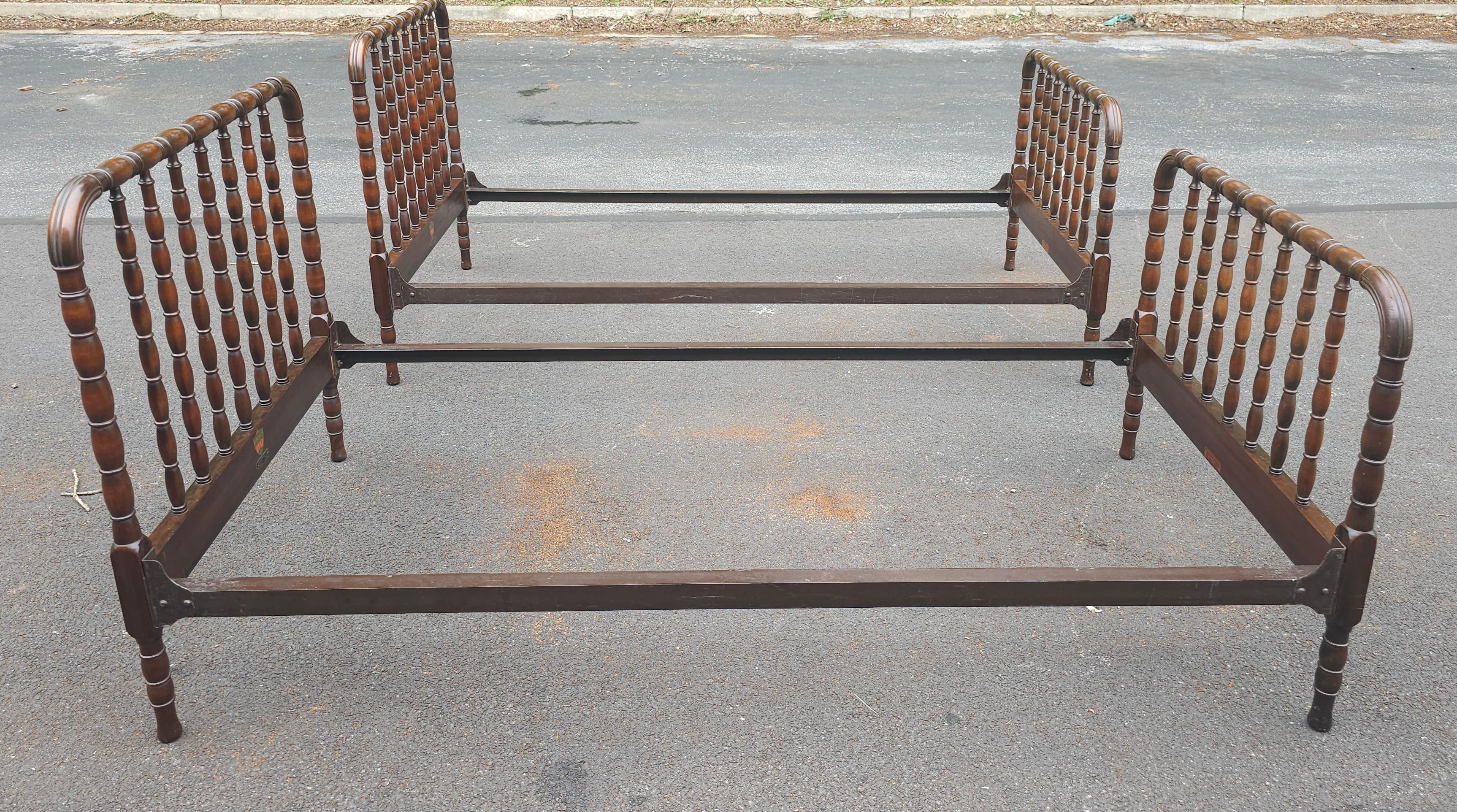 Early 20th Kindel Furniture Foote Reynold Turned Walnut Single Beds, Pair For Sale 4