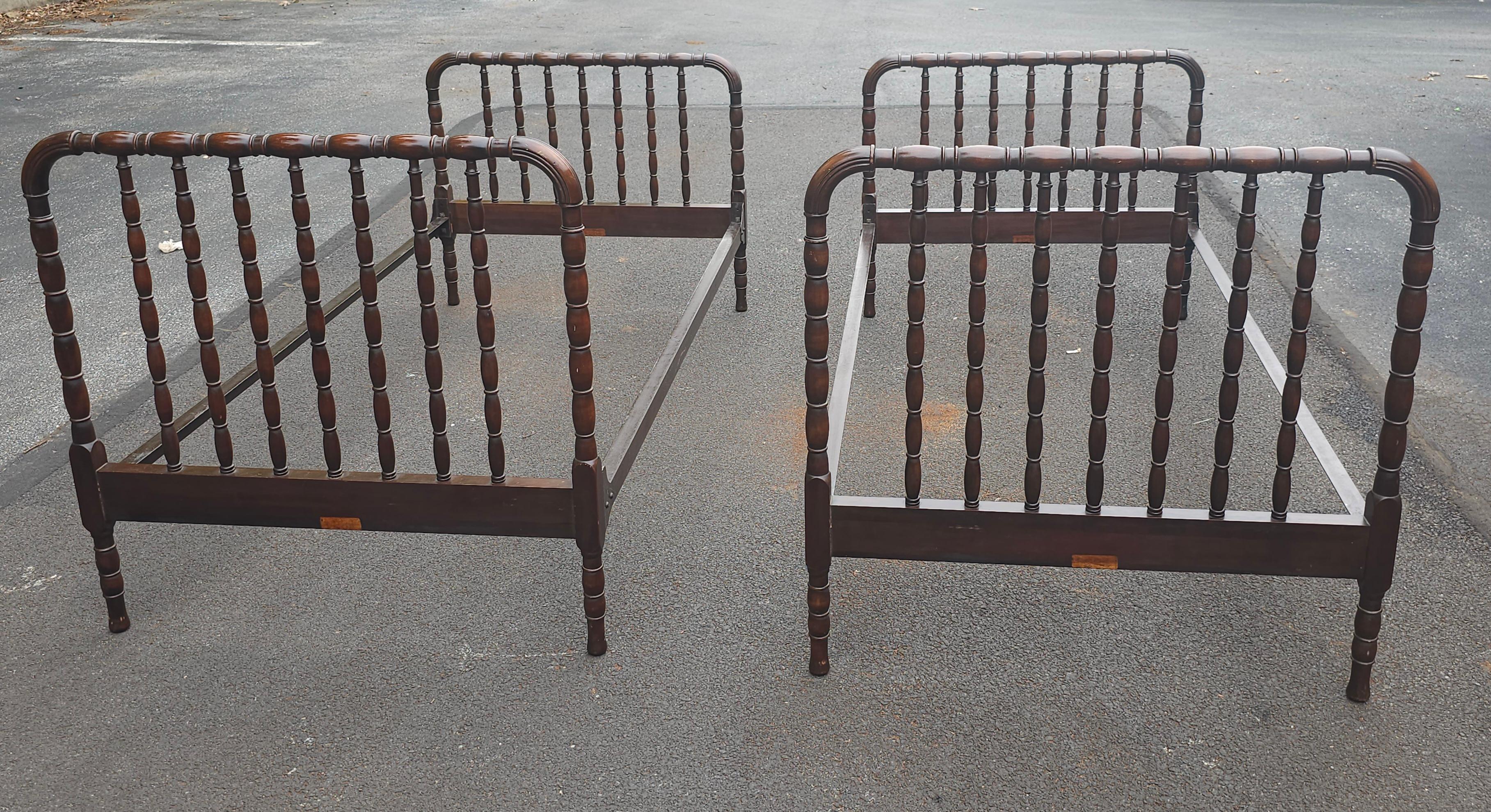Early 20th Kindel Furniture Foote Reynold Turned Walnut Single Beds, Pair For Sale 6