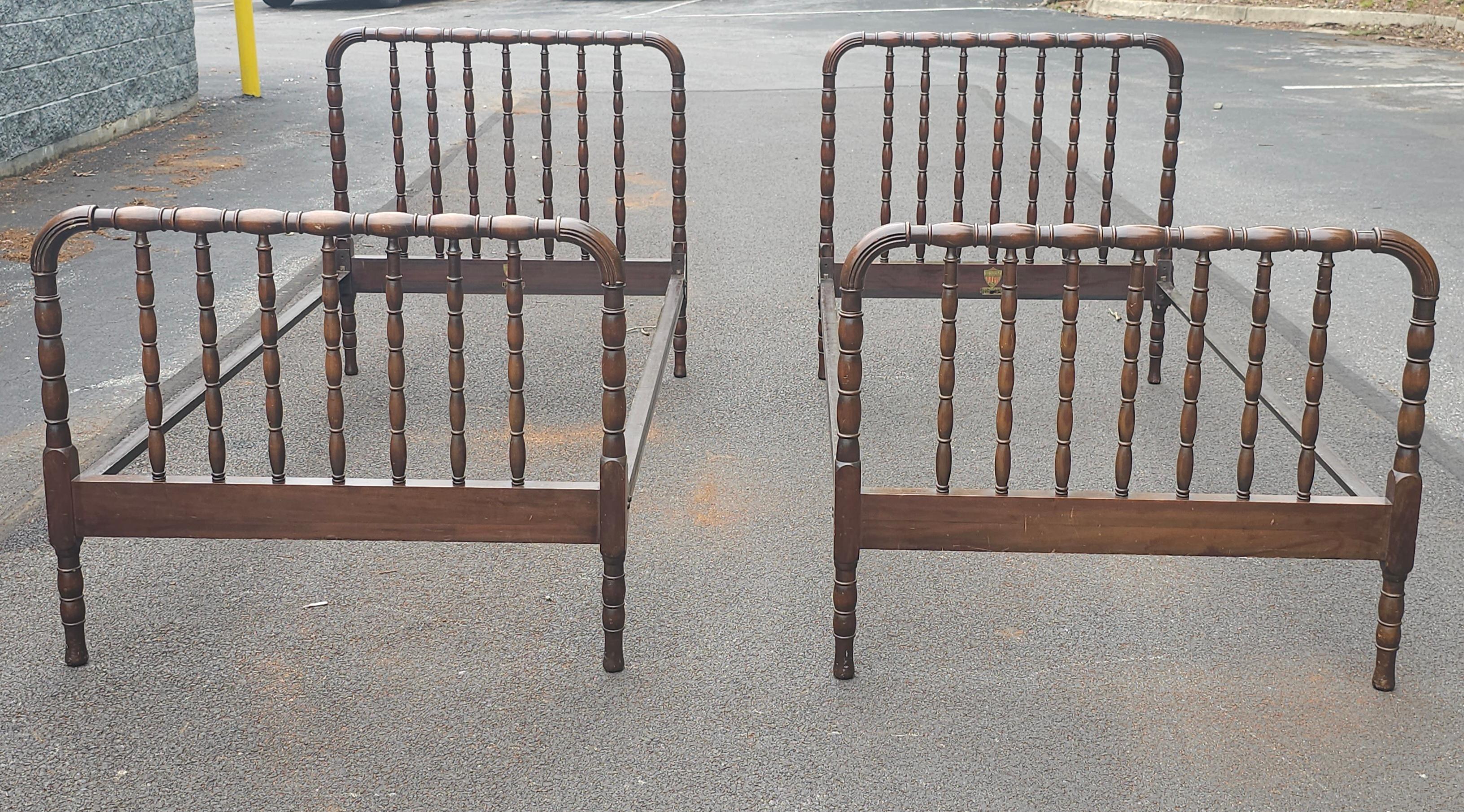 Pareja de camas individuales de nogal torneado Foote Reynold de Kindel Furniture de principios del siglo XX, en muy buen estado antiguo. Muy estable y limpio.
Mide 38,75