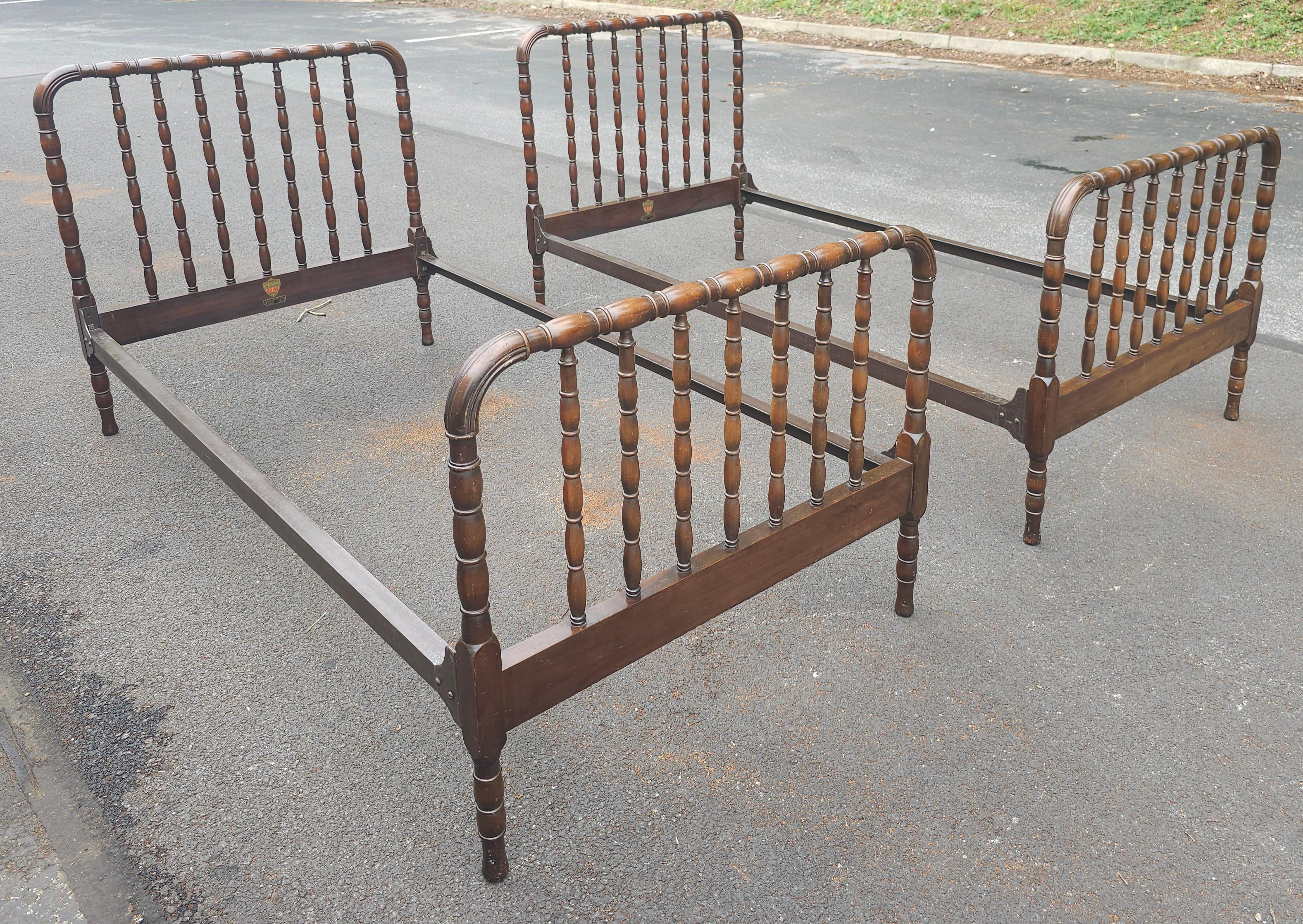 Victorian Early 20th Kindel Furniture Foote Reynold Turned Walnut Single Beds, Pair For Sale