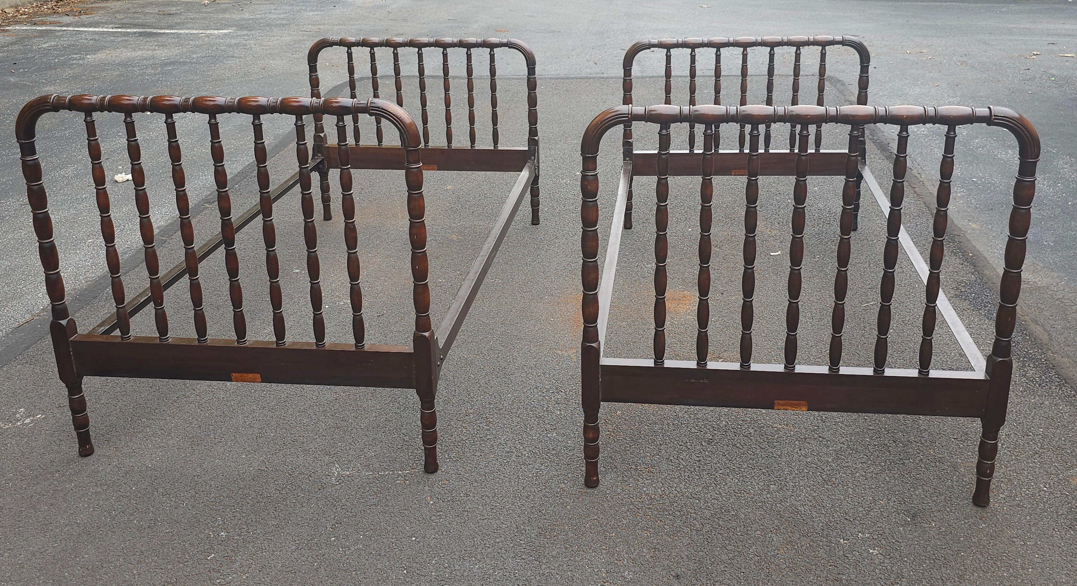 Pareja de camas individuales de nogal torneado Foote Reynold de Kindel Furniture de principios del siglo XX Estadounidense