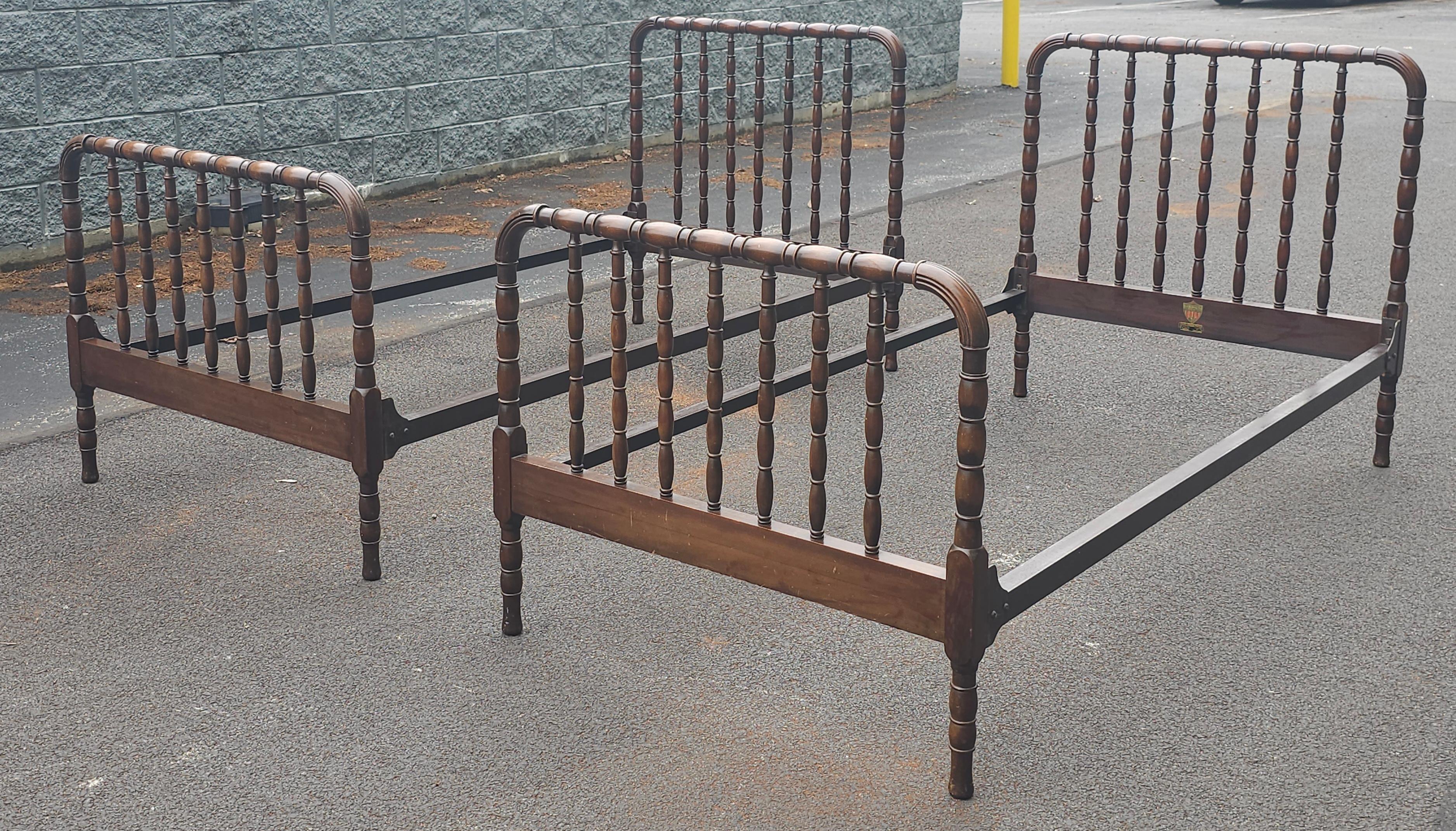 Early 20th Kindel Furniture Foote Reynold Turned Walnut Single Beds, Pair In Good Condition For Sale In Germantown, MD