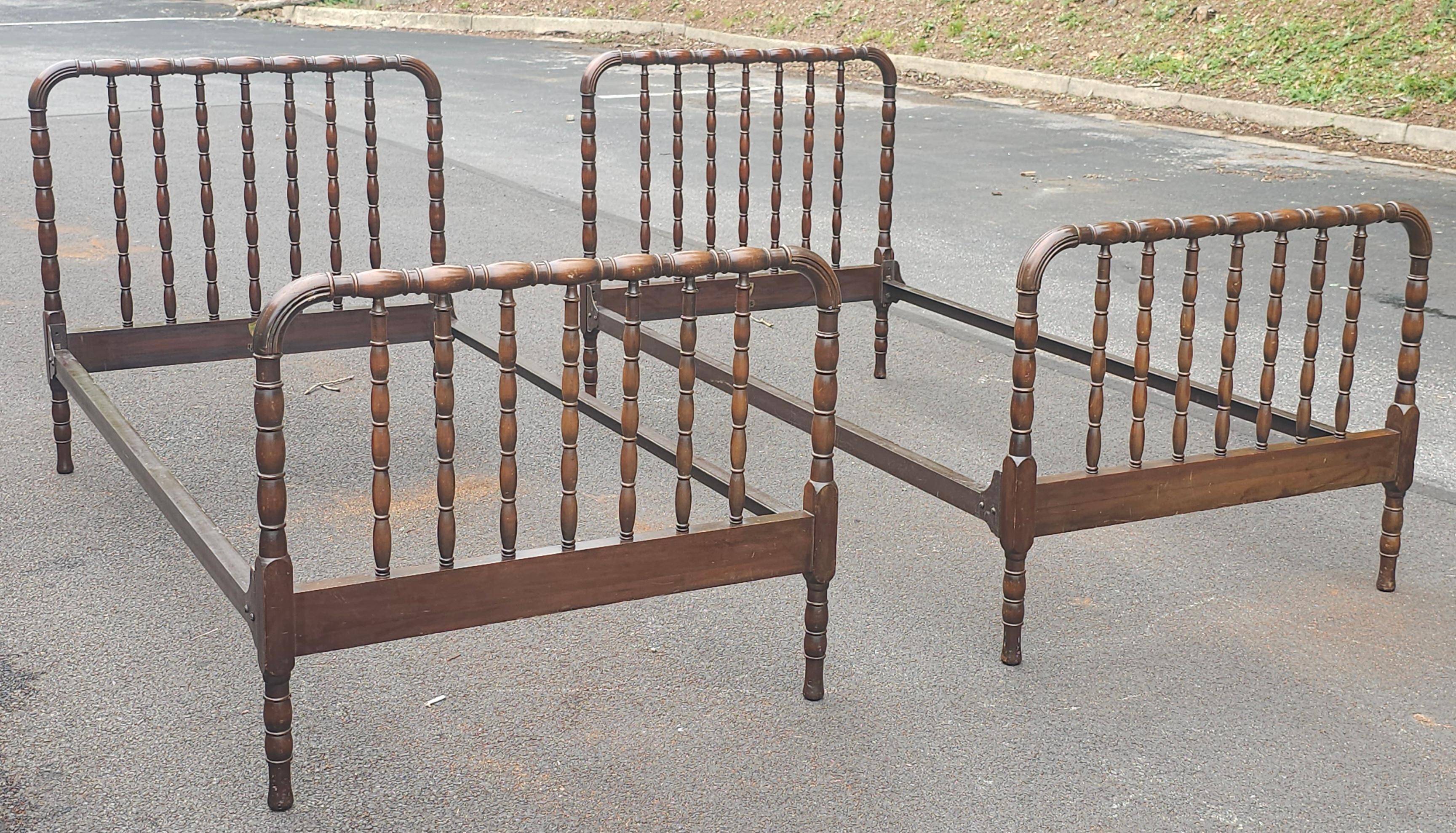 Early 20th Kindel Furniture Foote Reynold Turned Walnut Single Beds, Pair For Sale 1