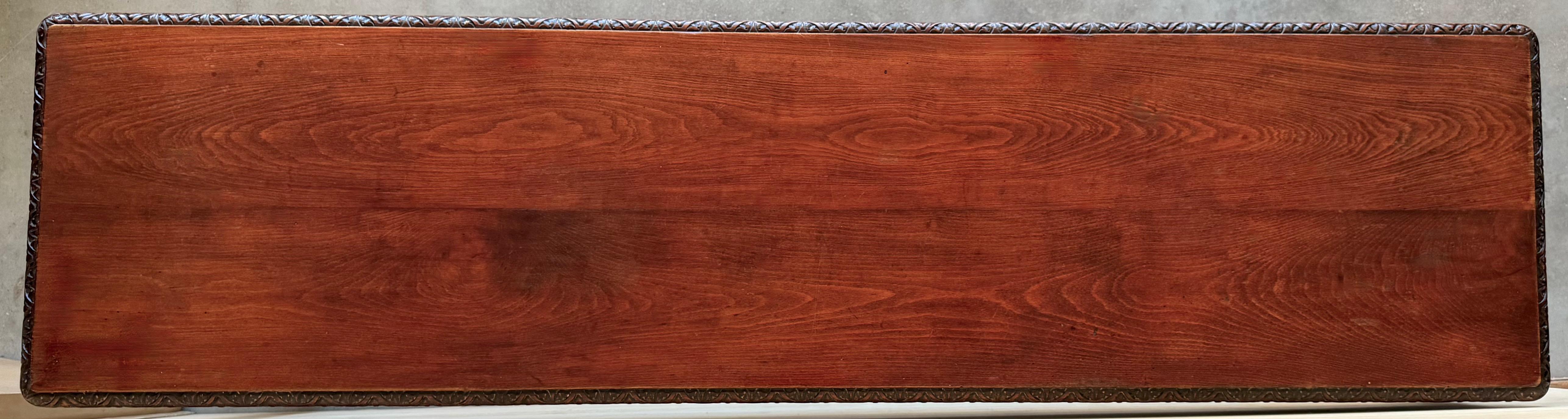 Tavolo consolle in noce spagnolo intagliato di grandi dimensioni dei primi anni del XX secolo in vendita 4