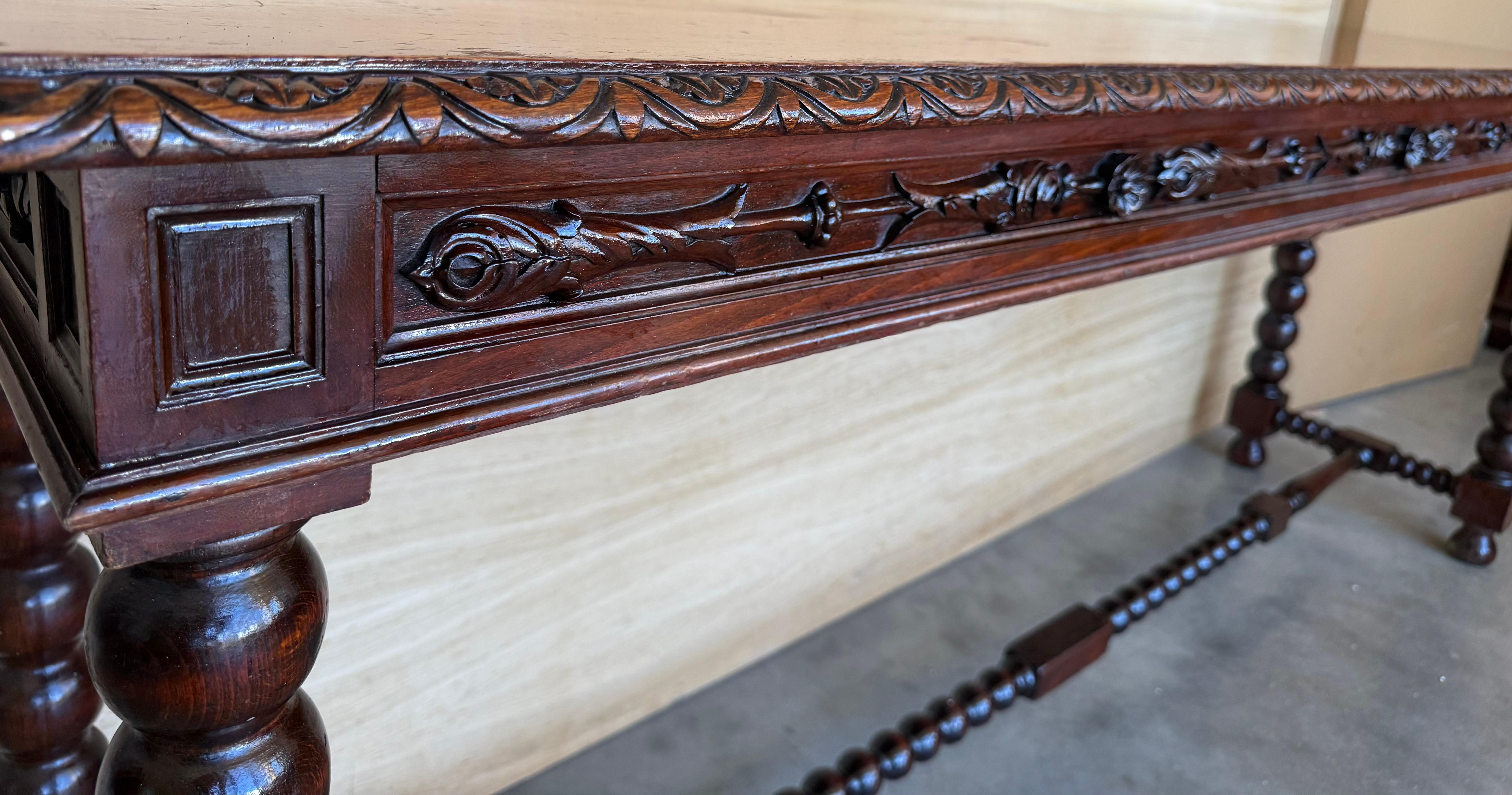 Tavolo consolle in noce spagnolo intagliato di grandi dimensioni dei primi anni del XX secolo in vendita 5