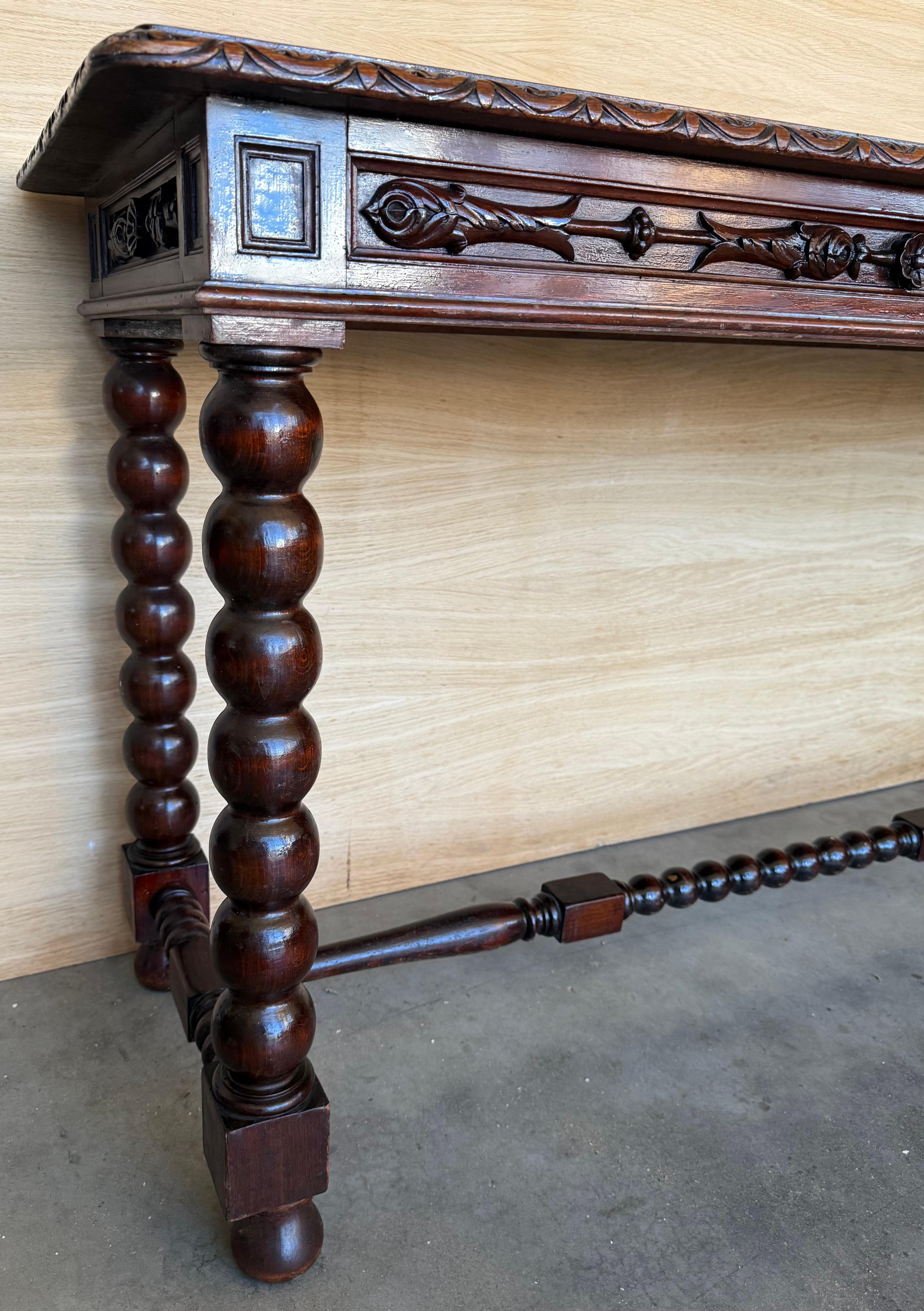 Tavolo consolle in noce spagnolo intagliato di grandi dimensioni dei primi anni del XX secolo in vendita 6