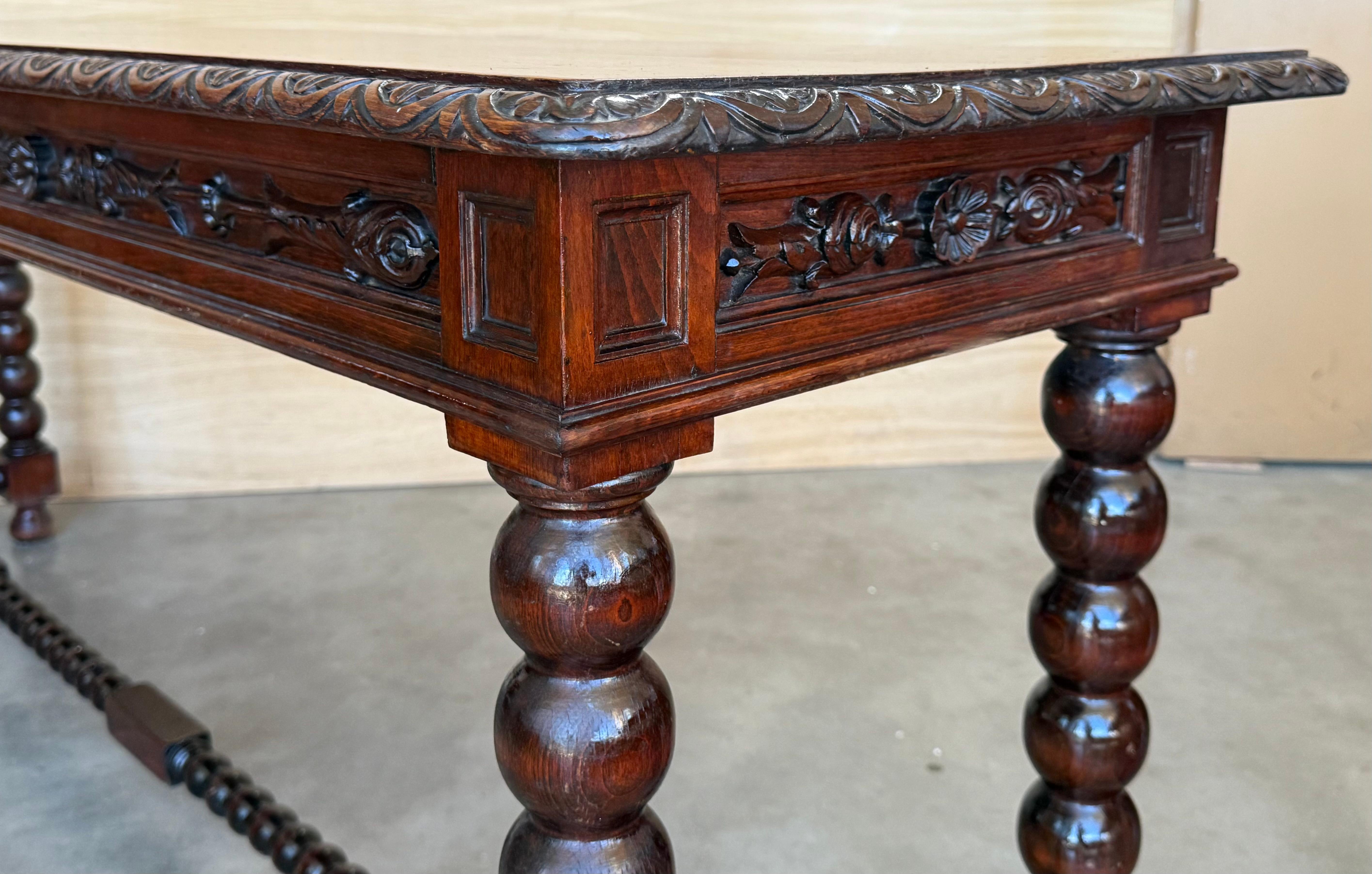 Tavolo consolle in noce spagnolo intagliato di grandi dimensioni dei primi anni del XX secolo in vendita 8