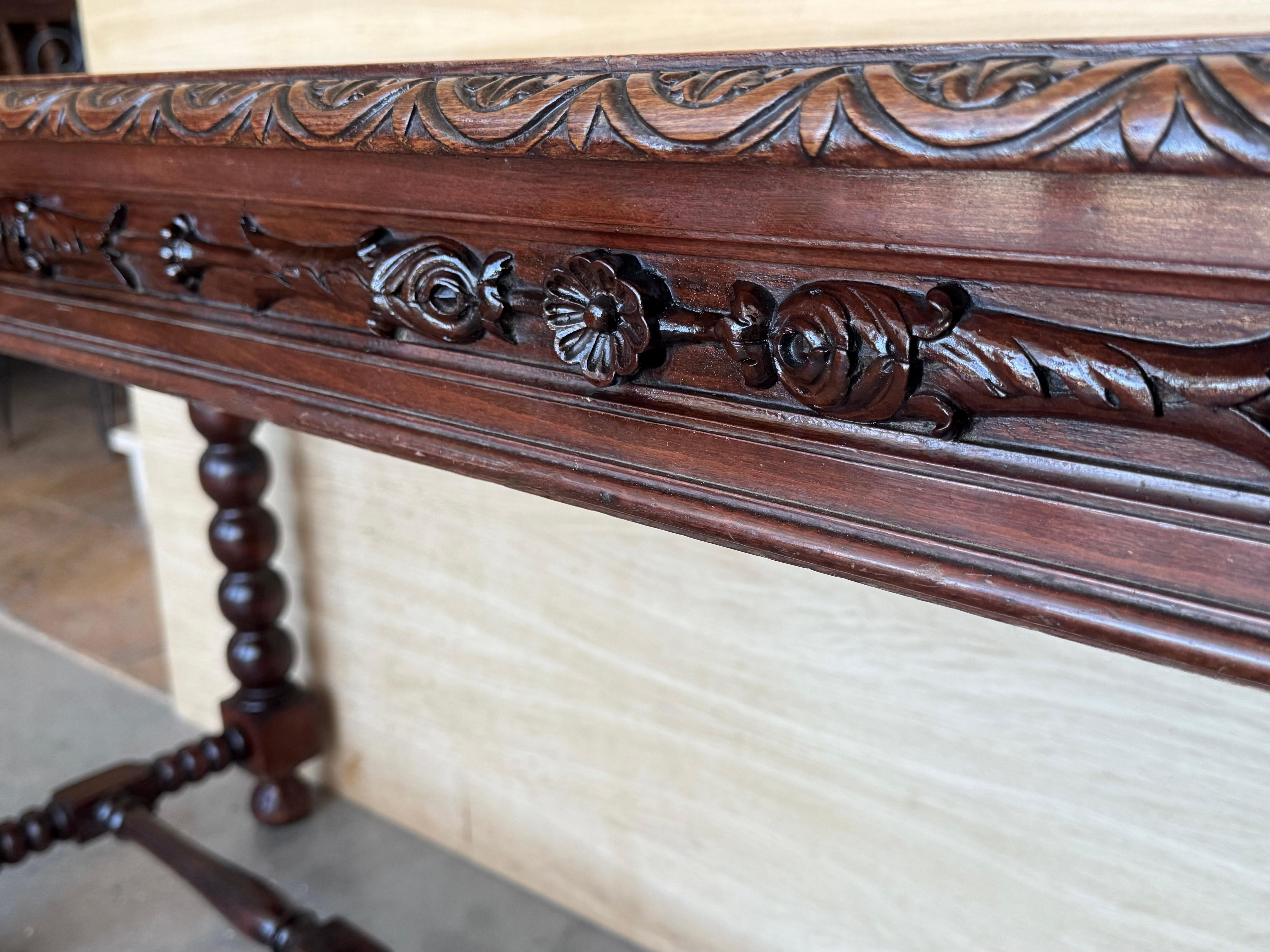 Tavolo consolle in noce spagnolo intagliato di grandi dimensioni dei primi anni del XX secolo in vendita 9