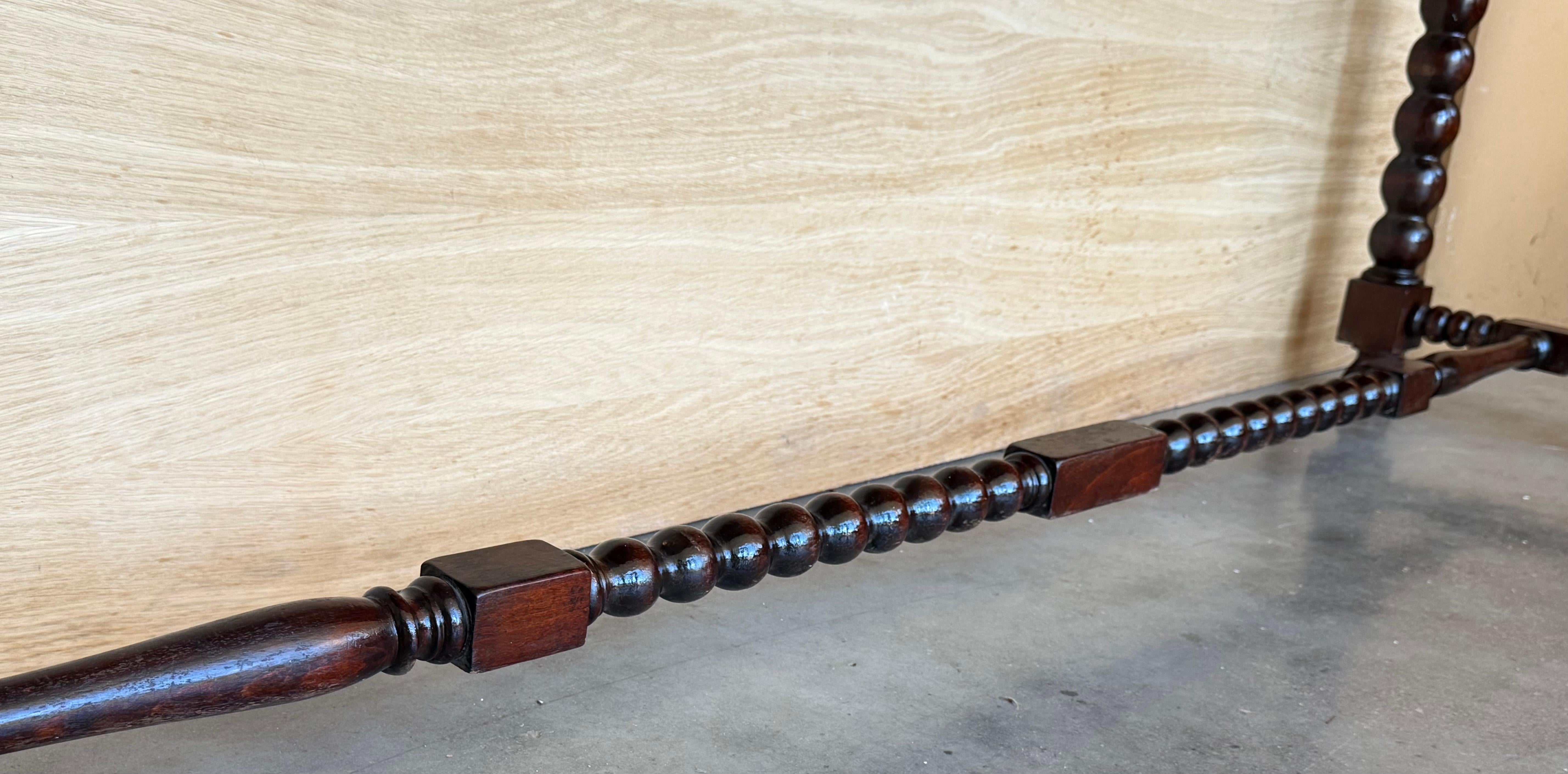 Tavolo consolle in noce spagnolo intagliato di grandi dimensioni dei primi anni del XX secolo in vendita 10