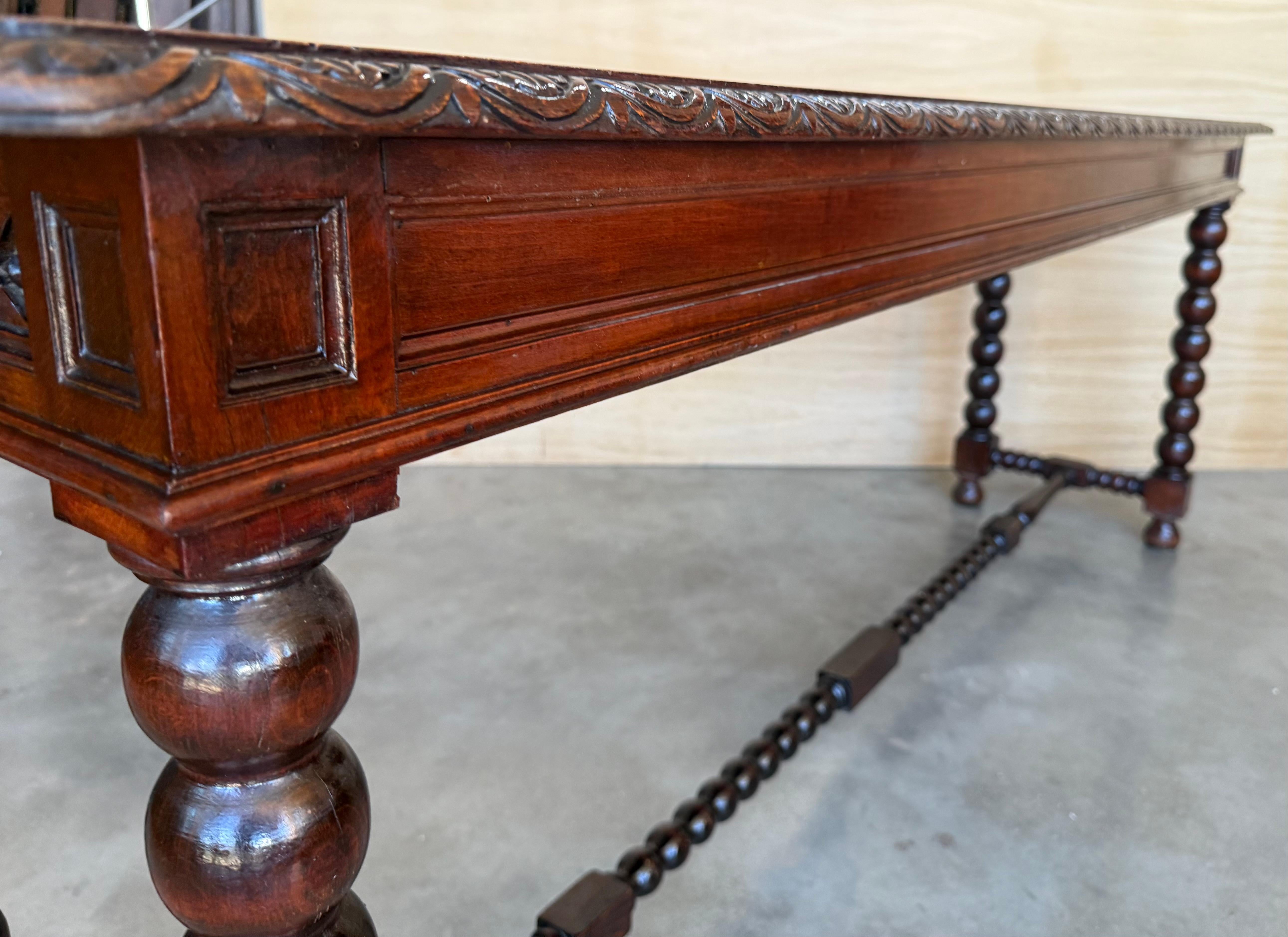Tavolo consolle in noce spagnolo intagliato di grandi dimensioni dei primi anni del XX secolo in vendita 11