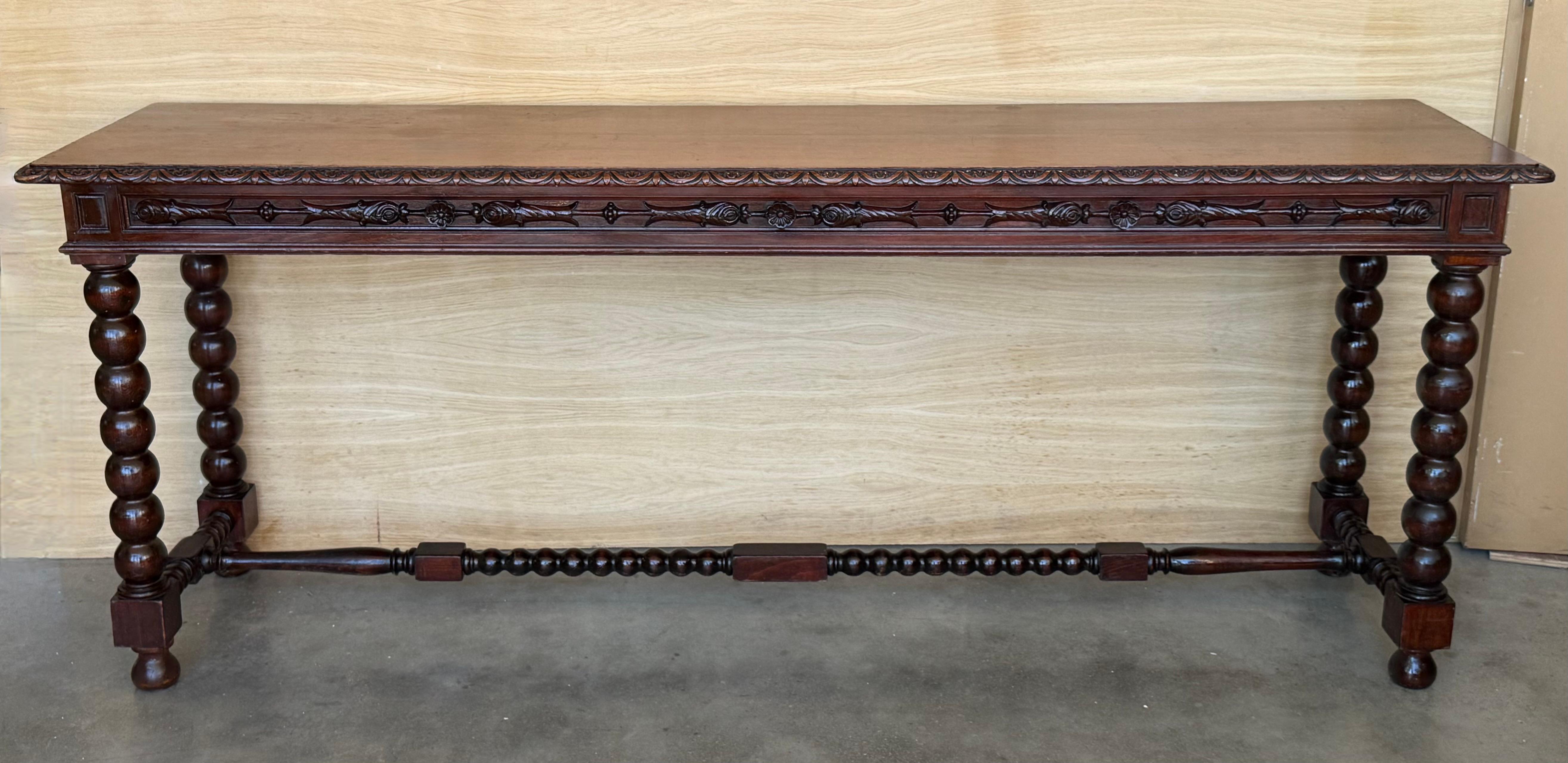 Barocco Tavolo consolle in noce spagnolo intagliato di grandi dimensioni dei primi anni del XX secolo in vendita