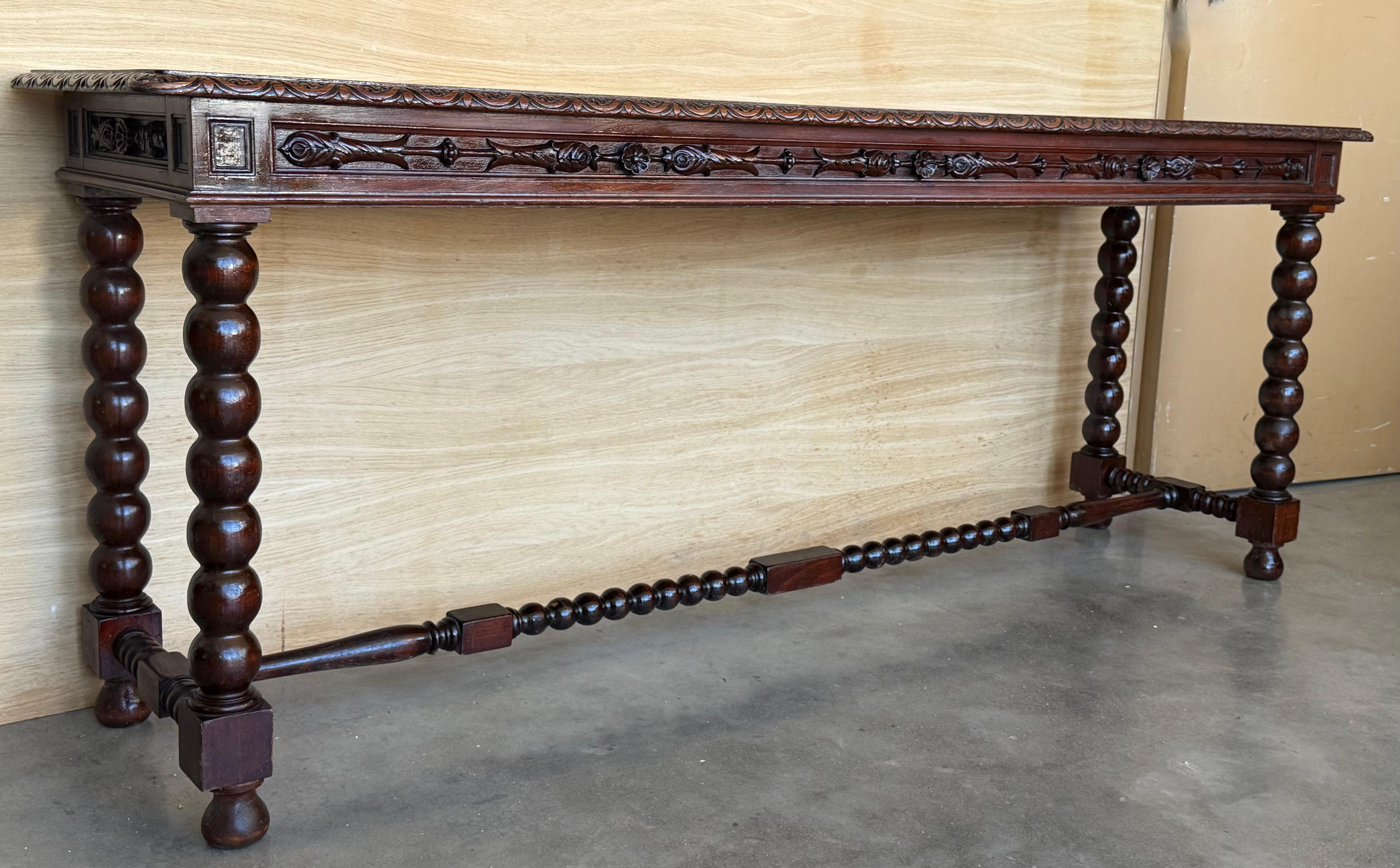 Spagnolo Tavolo consolle in noce spagnolo intagliato di grandi dimensioni dei primi anni del XX secolo in vendita