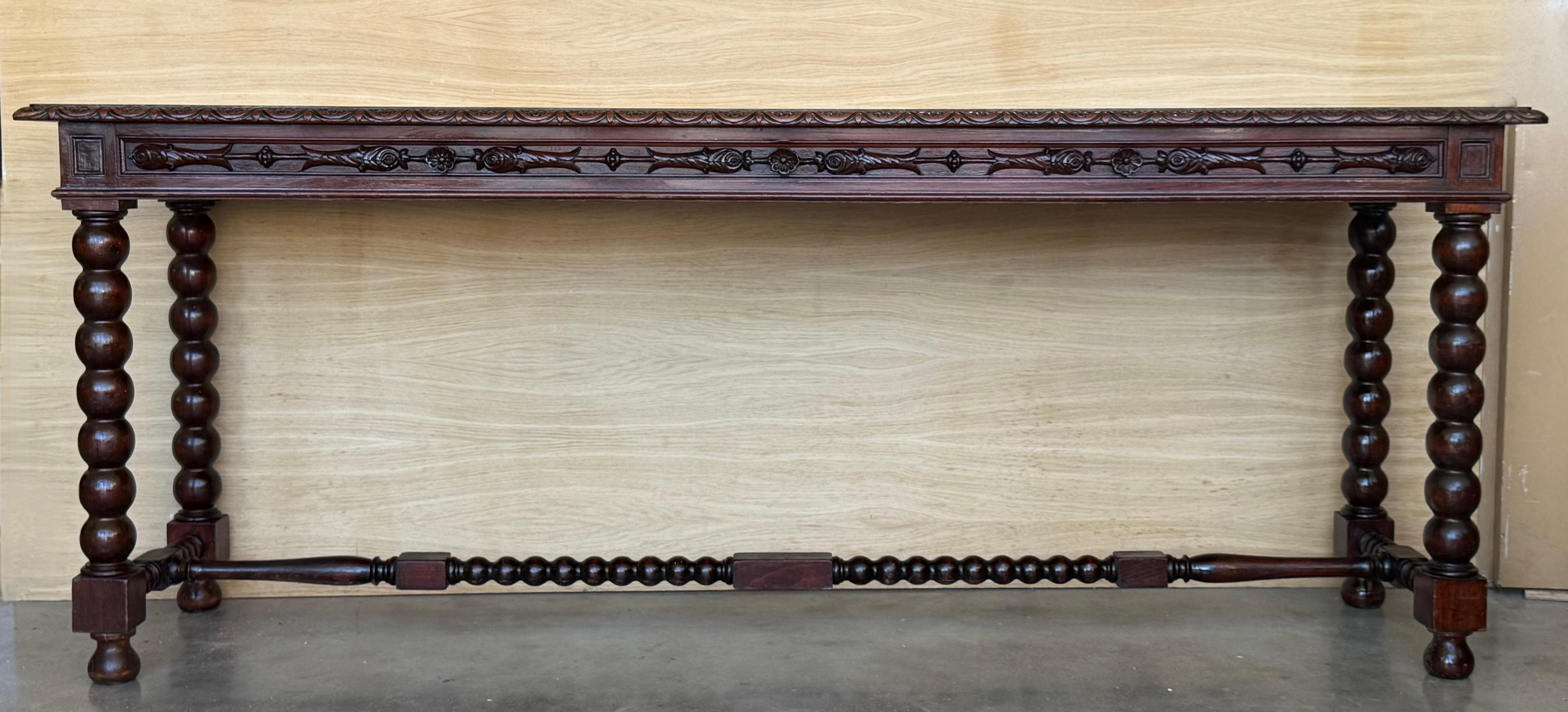 Tavolo consolle in noce spagnolo intagliato di grandi dimensioni dei primi anni del XX secolo In condizioni buone in vendita a Miami, FL