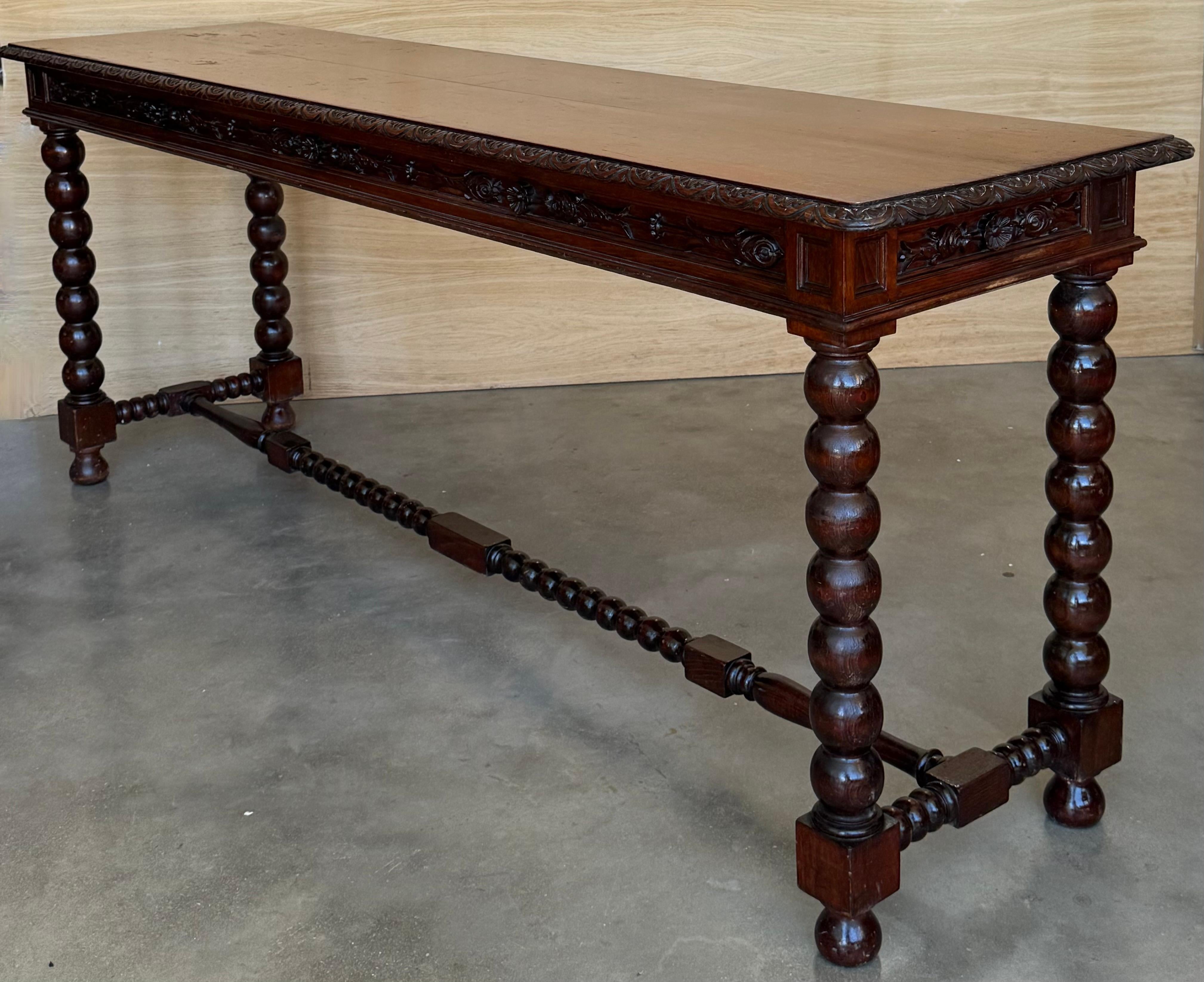 Ferro Tavolo consolle in noce spagnolo intagliato di grandi dimensioni dei primi anni del XX secolo in vendita