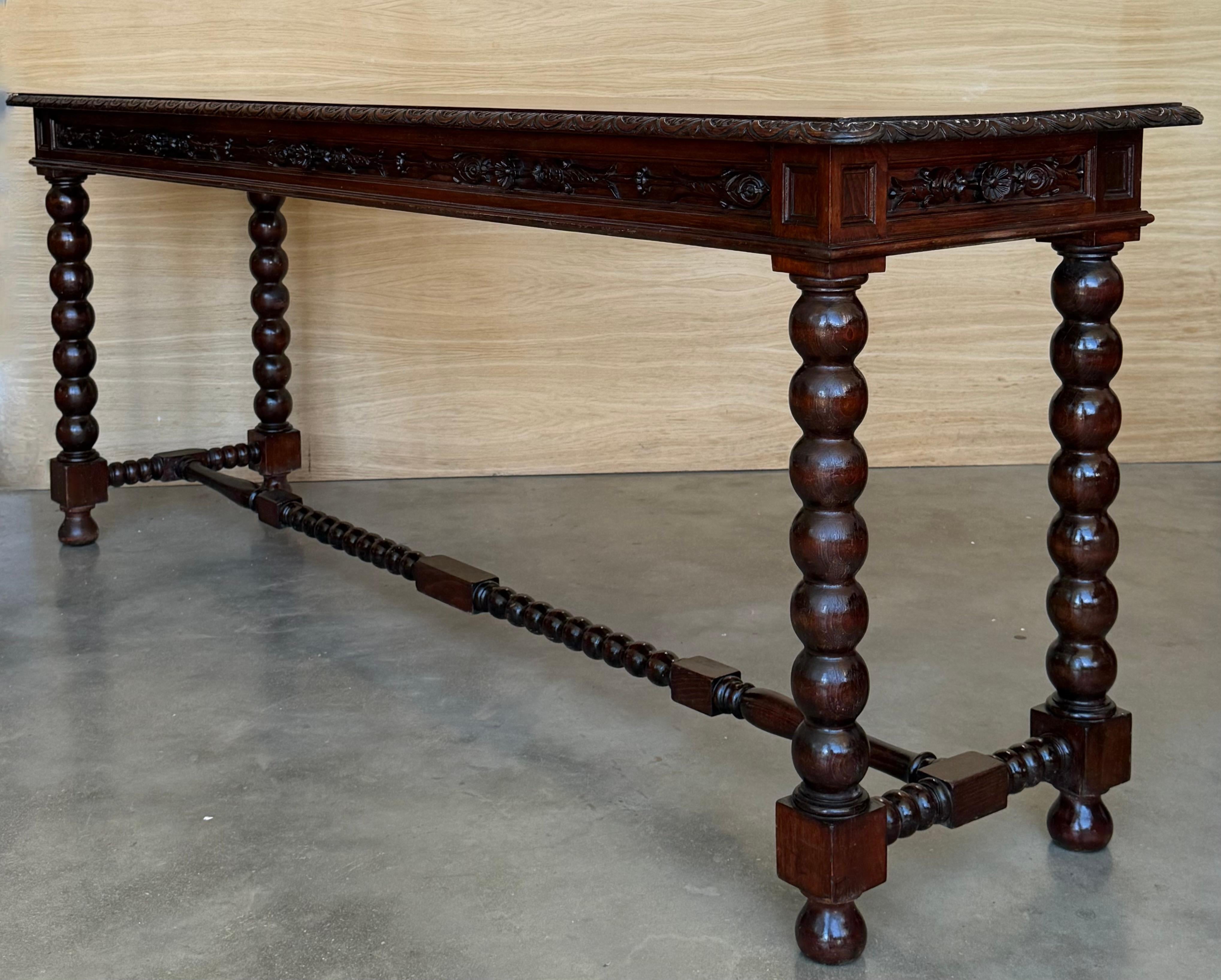 Tavolo consolle in noce spagnolo intagliato di grandi dimensioni dei primi anni del XX secolo in vendita 1