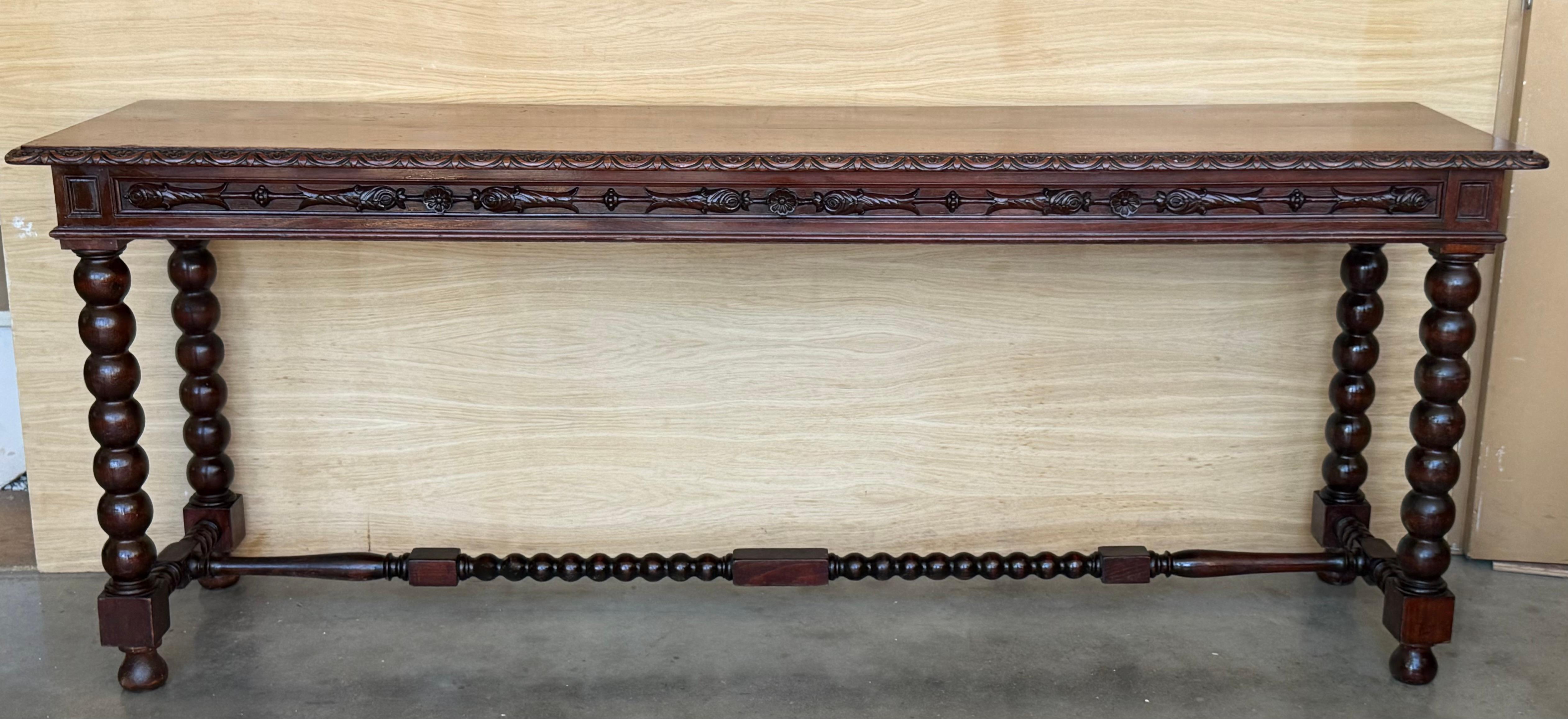 Tavolo consolle in noce spagnolo intagliato di grandi dimensioni dei primi anni del XX secolo in vendita 3