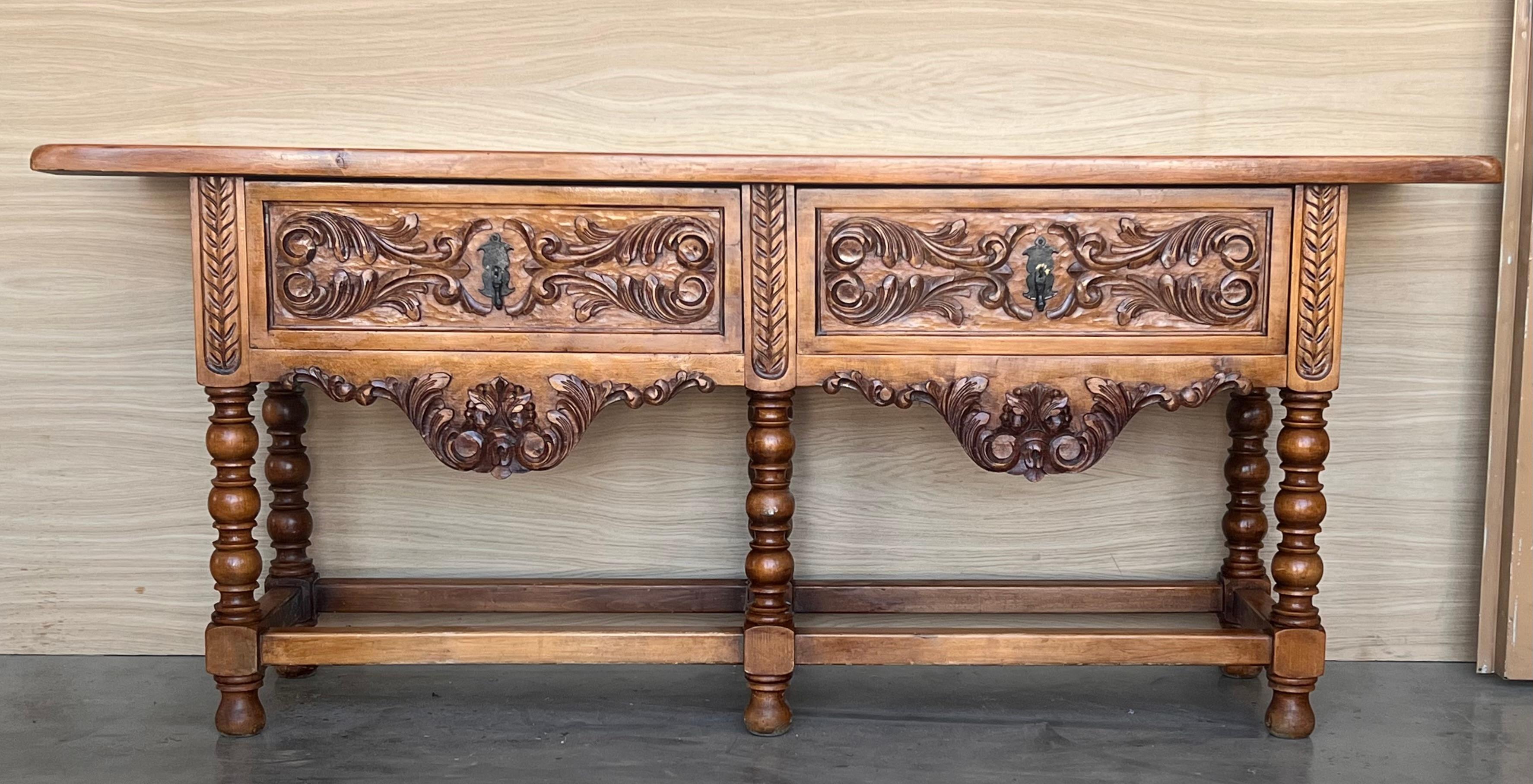 Espagnol Grande table console sculptée du début du 20e siècle avec deux tiroirs en vente