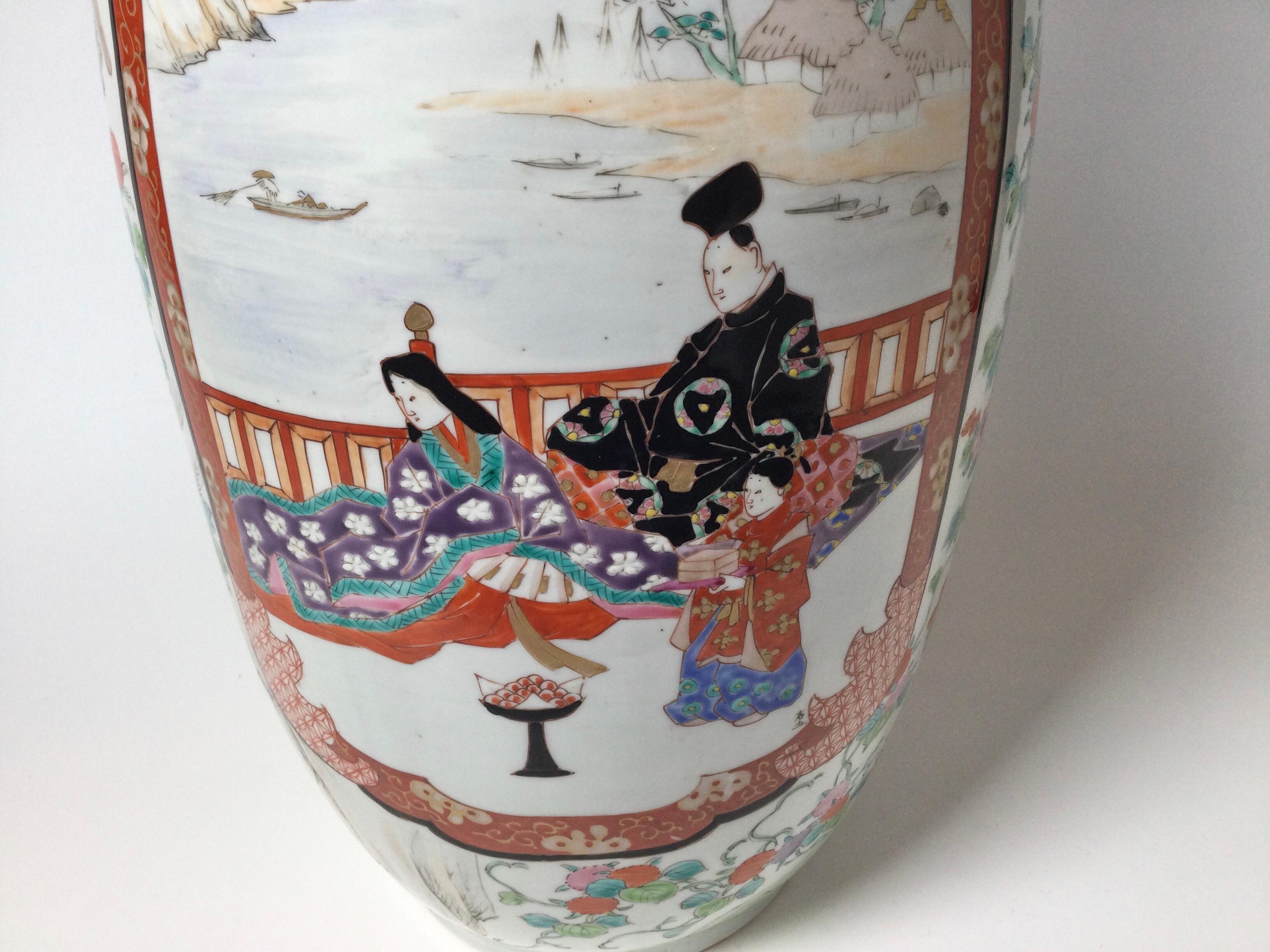 Early 20th Large Century Kutani Porcelain Vase In Excellent Condition For Sale In Lambertville, NJ