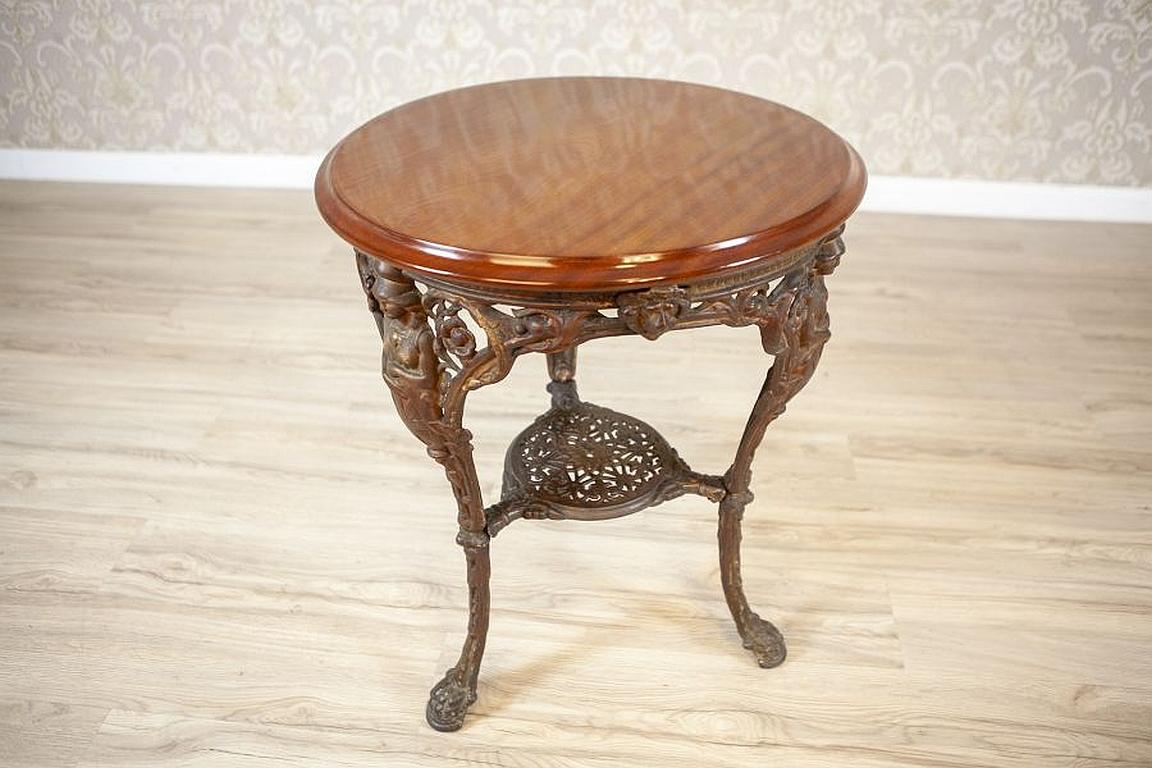 Early-20th Oval Coffee Table on Cast Iron Base In Good Condition For Sale In Opole, PL