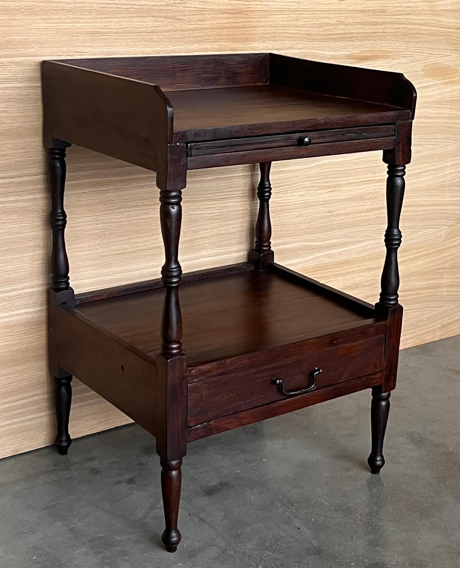 Early 20th Pair of Oak Nightstands with drawer and One Shelve In Good Condition For Sale In Miami, FL
