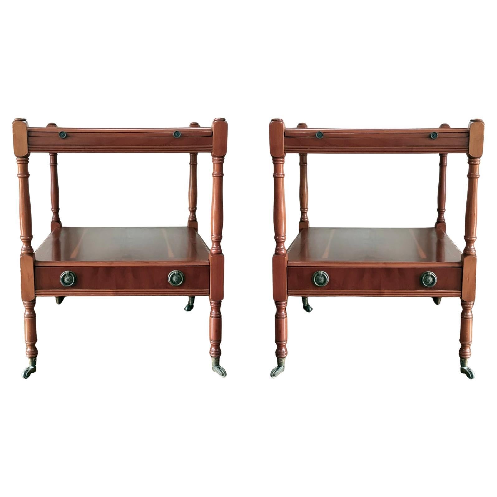 Coppia di Comodini in Oak dei primi del Novecento con cassetto e un ripiano in vendita