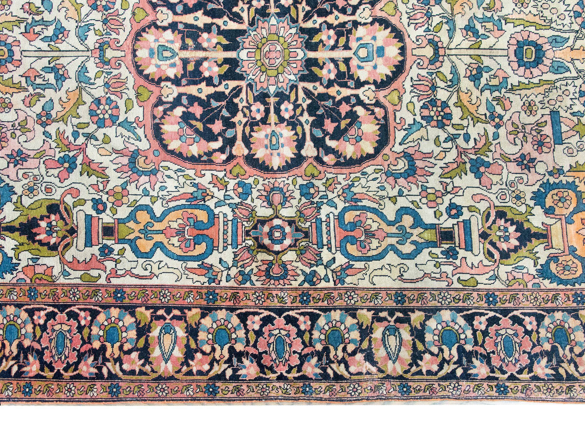 Early 20th Persian Sarouk Farahan Rug In Good Condition For Sale In Chicago, IL
